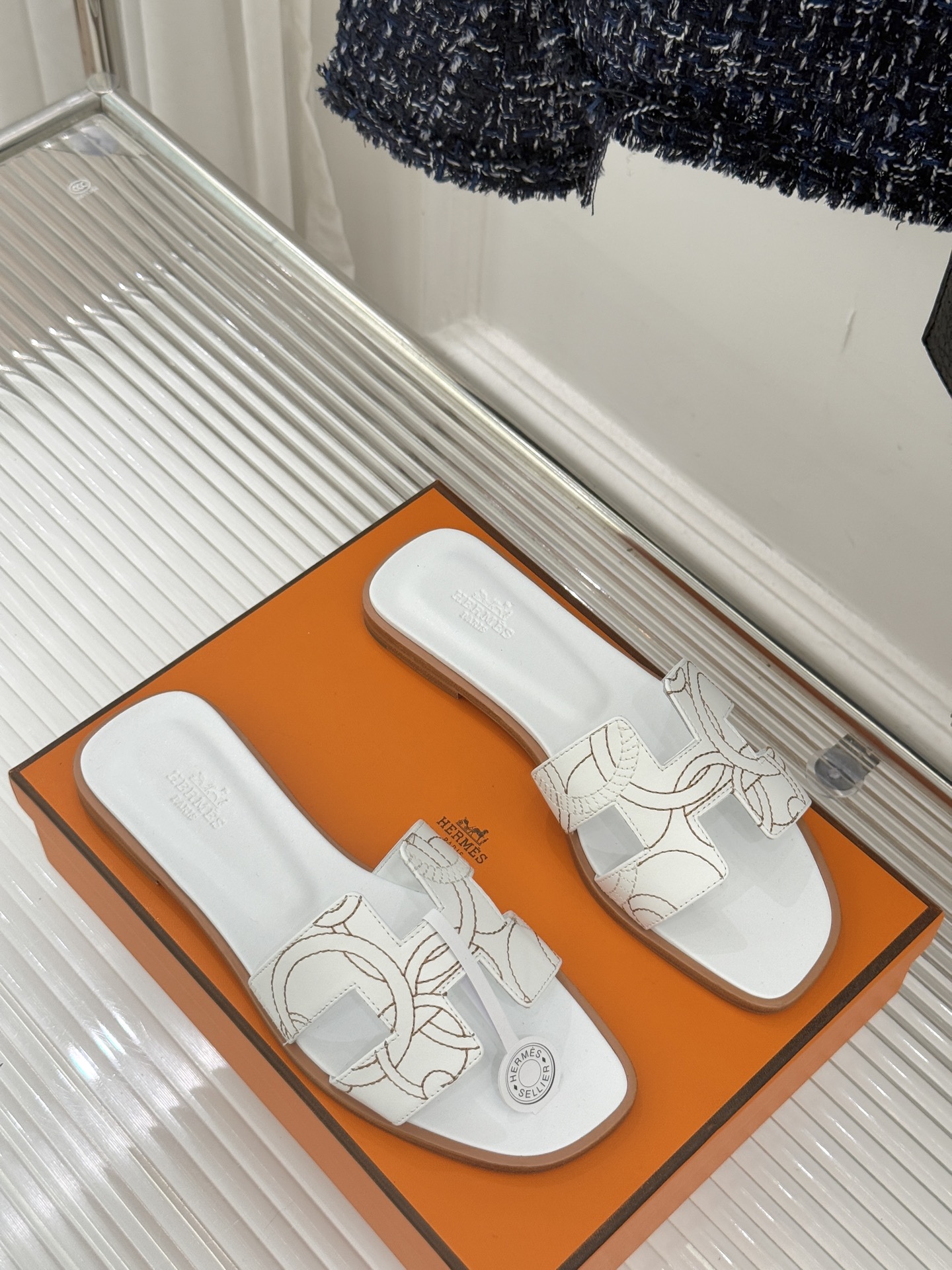 （配原版飞机盒）Hermès/爱马仕万年经典平底粗跟H拖将简约美学与极致工艺完美融合。粗跟设计 赋予你恰