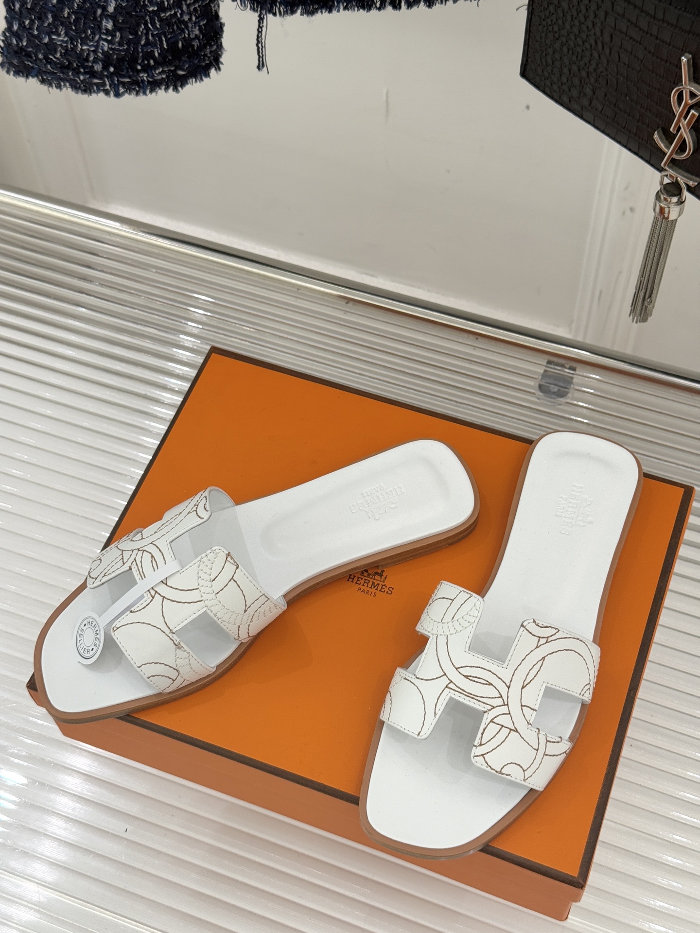 （配原版飞机盒）Hermès/爱马仕万年经典平底粗跟H拖将简约美学与极致工艺完美融合。粗跟设计 赋予你恰