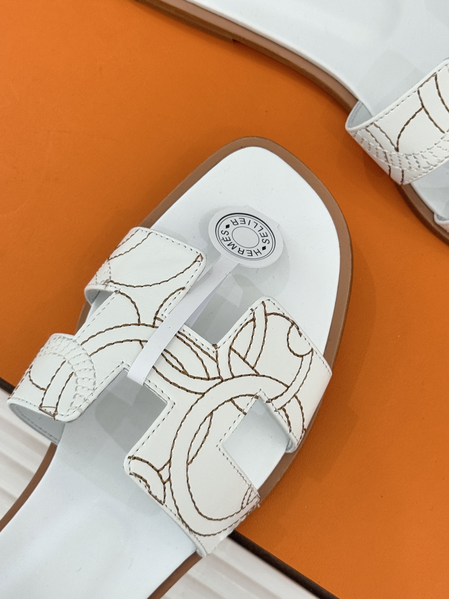 （配原版飞机盒）Hermès/爱马仕万年经典平底粗跟H拖将简约美学与极致工艺完美融合。粗跟设计 赋予你恰