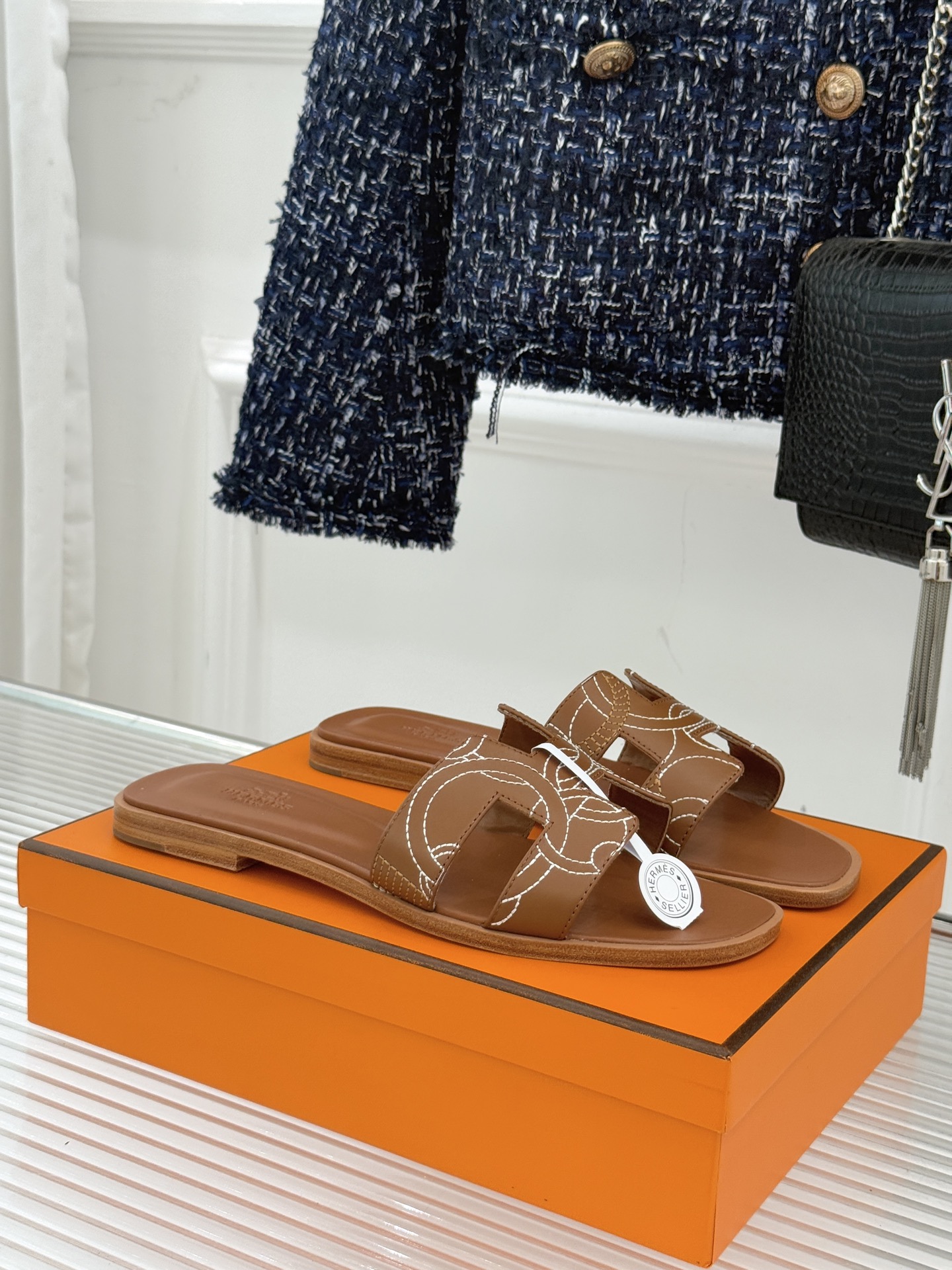 NO:594662,Top version (with original airplane box) Hermès/Hermès classic flat-soled thick-heeled H slides perfectly combine simple aesthetics and ultimate craftsmanship. The thick-heeled design gives you just the right height. The heel height of about 3cm adds elegance and ensures steady walking, making every step confident and calm; the flat-bottomed style returns to the original comfort and fits the curve of the foot. You can easily enjoy a free walk without any burden even if you wear it for a long time. The iconic 'H' element is presented in a unique tailoring.  Simple yet luxurious, it highlights the brand style. Whether you are strolling on the streets in summer or attending fashionable occasions, it can be easily controlled and becomes the finishing touch of the style. The fabric is made of original customized leather, the inner pads are all mixed sheepskin, Italian imported genuine leather outsole size 35-39 (customized 40/41/42), slippers, hermes, hermes, slippers, sheepskin, Leather soles19860909顶版（配原版飞机盒） Hermès/爱马仕万年经典平底粗跟H拖 将简约美学与极致工艺完美融合. 粗跟设计 赋予你恰到好处的高度 约3cm的跟高 在增添优雅气质的同时 确保行走稳健 让每一步都自信从容； 平底款式 回归舒适本真 贴合足底曲线 长时间穿着也毫无负担轻松享受自在步履. 标志性的“H”元素 以独特的剪裁呈现 简约而不失奢华 彰显品牌格调. 无论是漫步在夏日街头 还是出入时尚场合 它都能轻松驾驭 成为造型的点睛之笔. 面料采用原版定制皮料 内里垫脚均为混种羊皮 意大利进口真皮大底 size35-39（40/41/42定制）,拖鞋,hermes,hermes,slippers,sheepskin,Leather soles,Women's Shoes