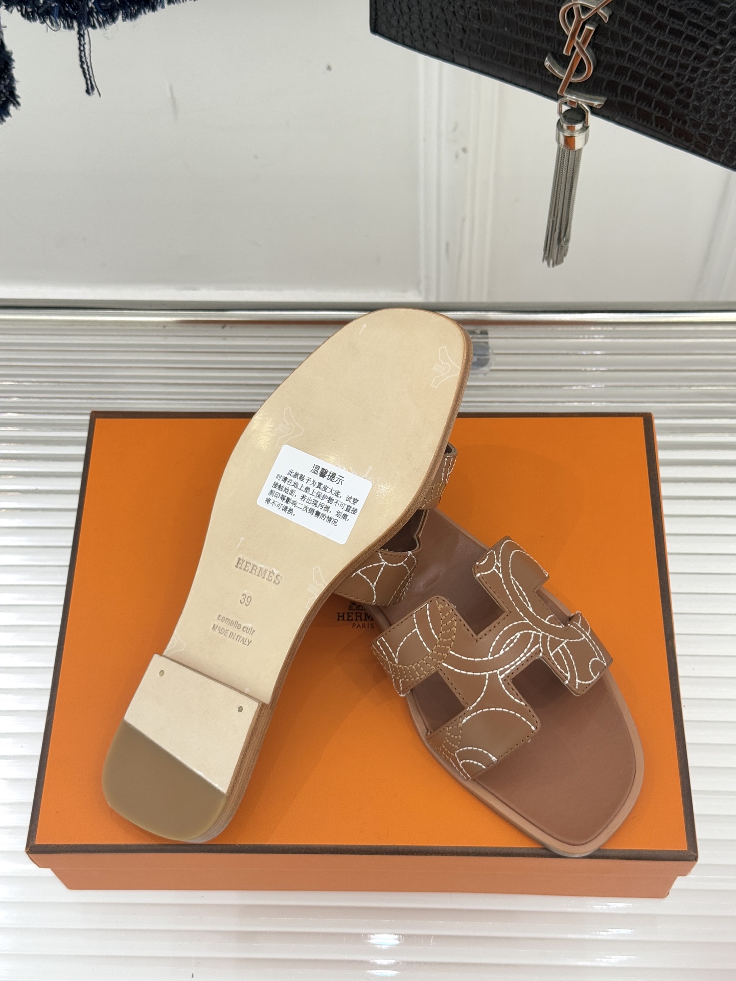 （配原版飞机盒）Hermès/爱马仕万年经典平底粗跟H拖将简约美学与极致工艺完美融合。粗跟设计 赋予你恰