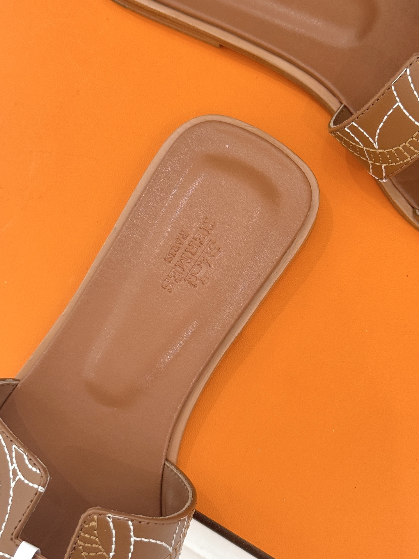 （配原版飞机盒）Hermès/爱马仕万年经典平底粗跟H拖将简约美学与极致工艺完美融合。粗跟设计 赋予你恰