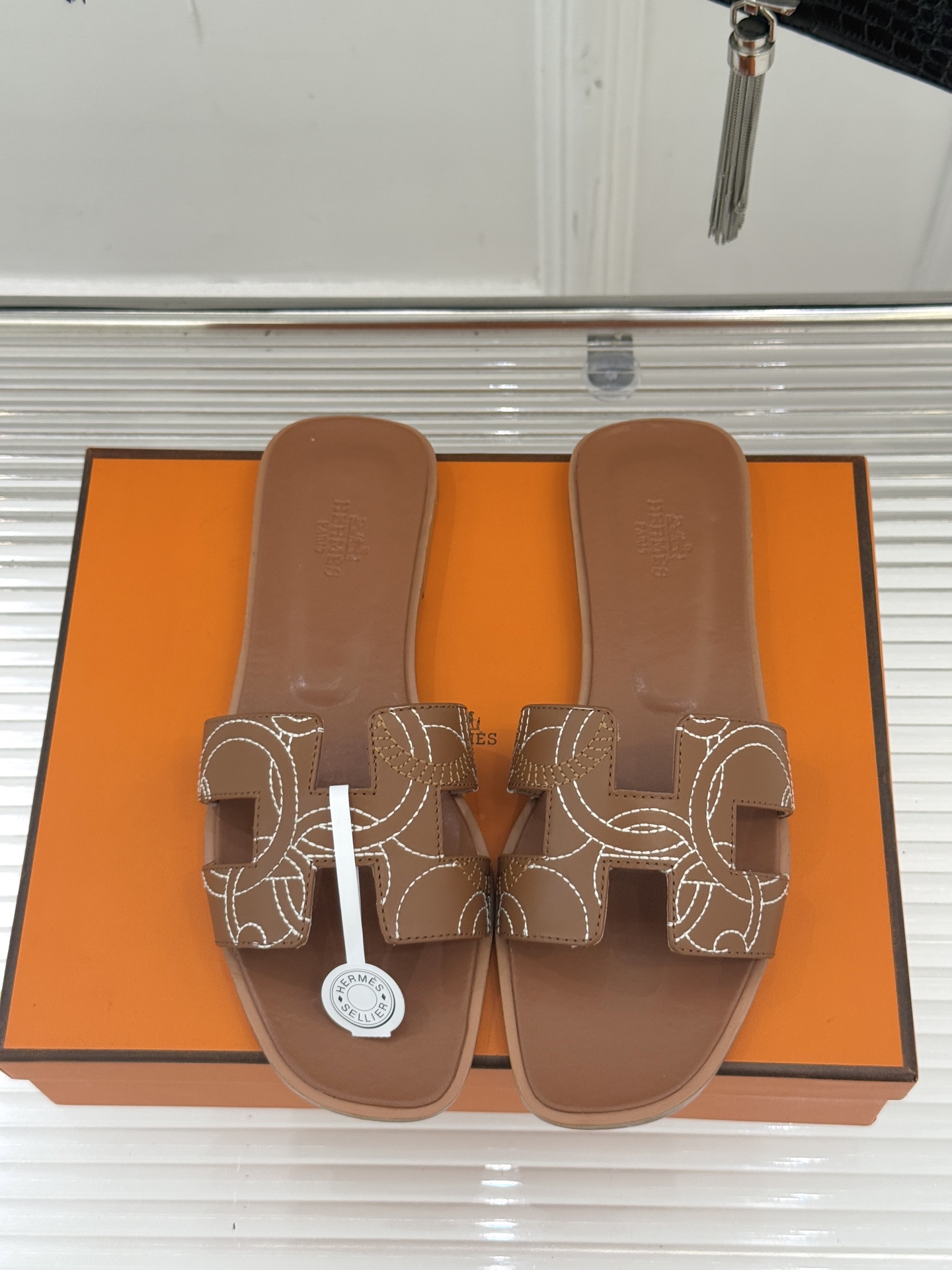 （配原版飞机盒）Hermès/爱马仕万年经典平底粗跟H拖将简约美学与极致工艺完美融合。粗跟设计 赋予你恰