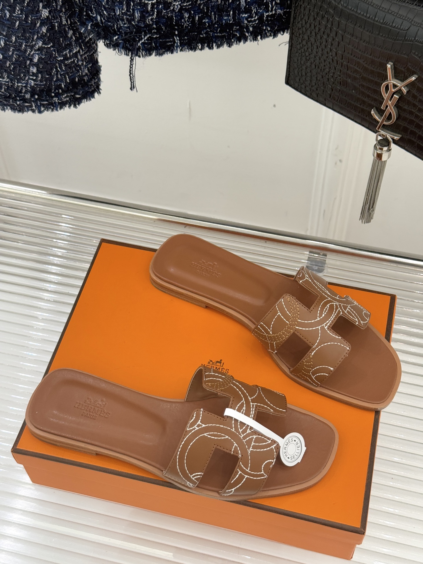 （配原版飞机盒）Hermès/爱马仕万年经典平底粗跟H拖将简约美学与极致工艺完美融合。粗跟设计 赋予你恰