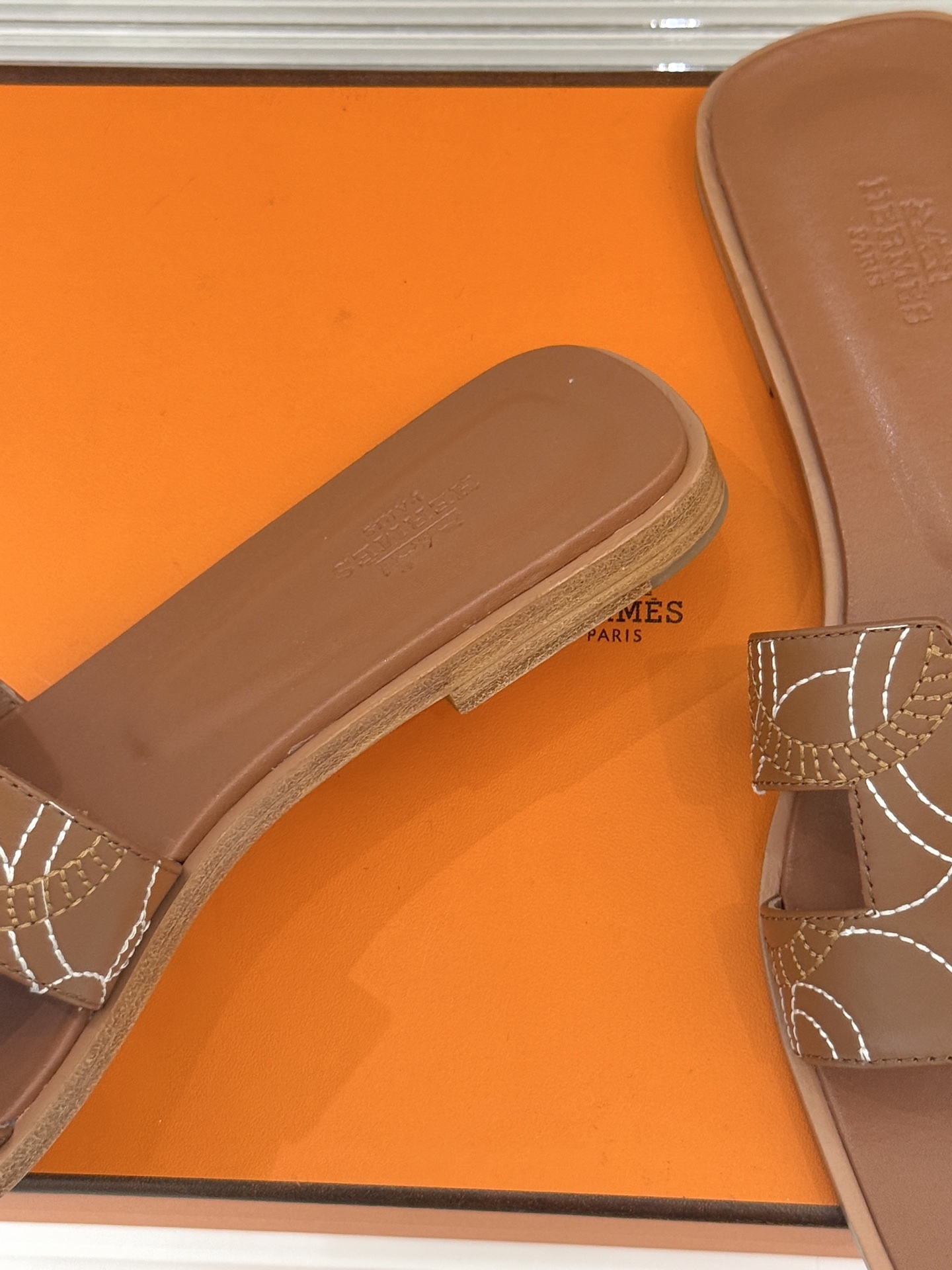 （配原版飞机盒）Hermès/爱马仕万年经典平底粗跟H拖将简约美学与极致工艺完美融合。粗跟设计 赋予你恰