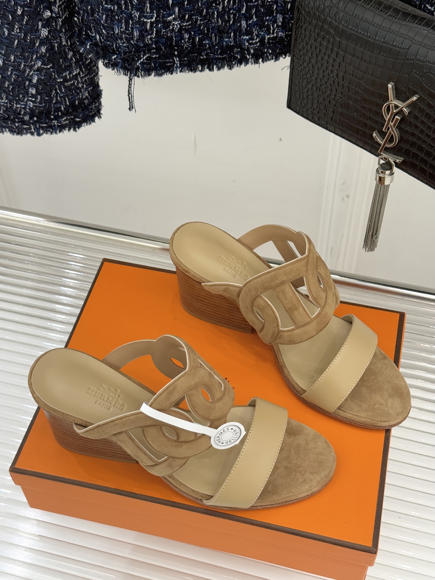 顶版 （配原版飞机盒）Hermès/爱马仕经典镂空猪鼻子坡跟拖鞋标志性的猪鼻子镂空设计俏皮吸睛在简约中彰