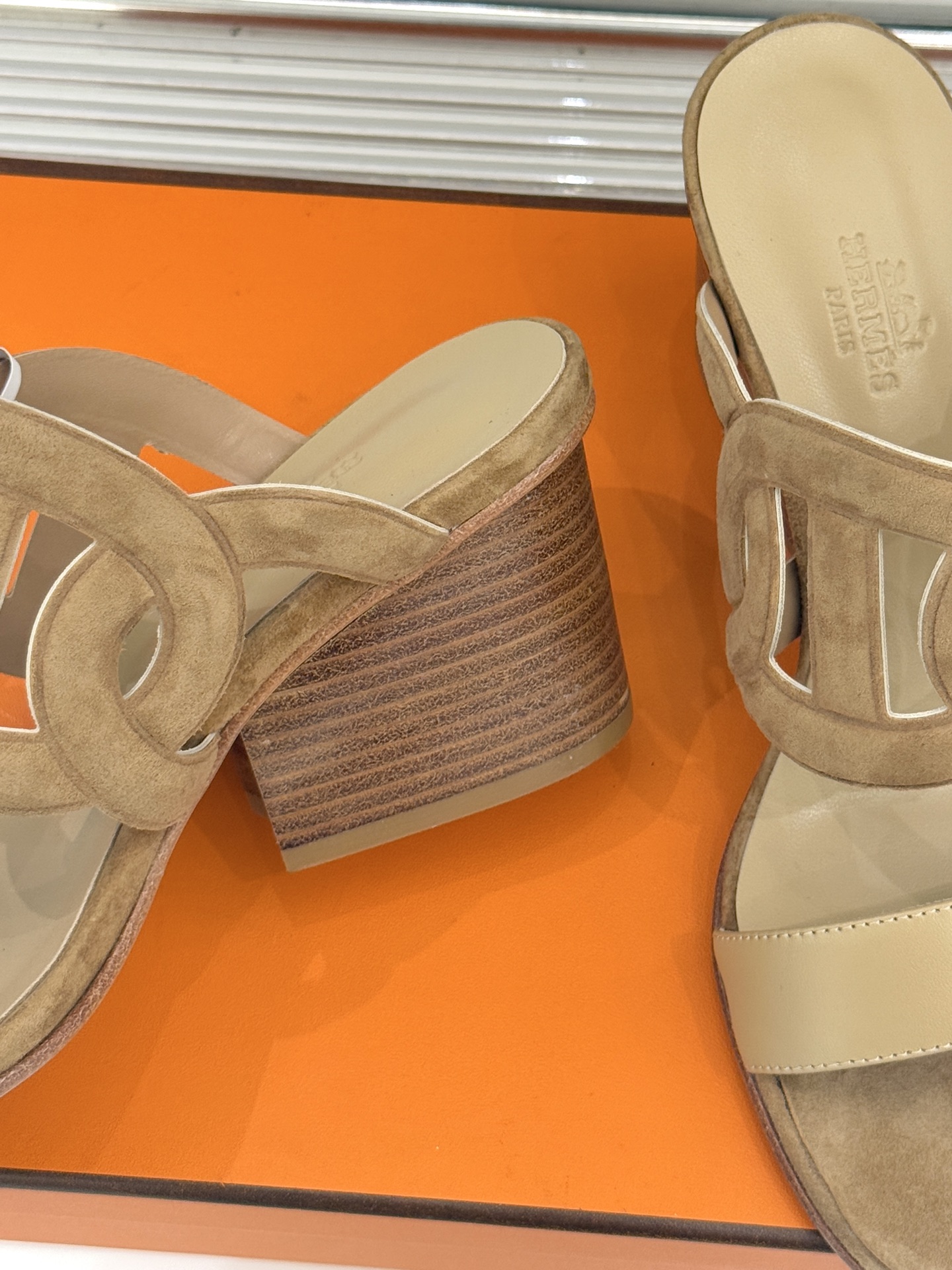 顶版 （配原版飞机盒）Hermès/爱马仕经典镂空猪鼻子坡跟拖鞋标志性的猪鼻子镂空设计俏皮吸睛在简约中彰