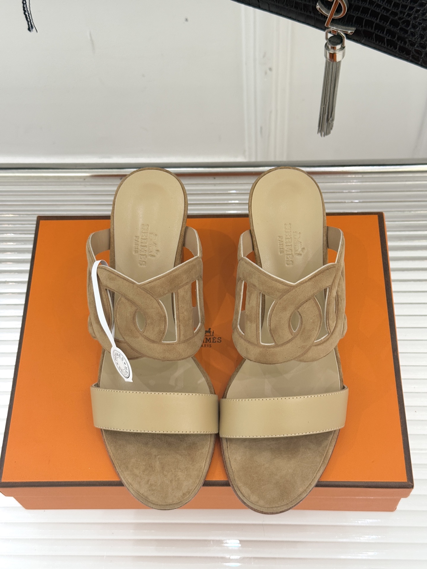 顶版 （配原版飞机盒）Hermès/爱马仕经典镂空猪鼻子坡跟拖鞋标志性的猪鼻子镂空设计俏皮吸睛在简约中彰