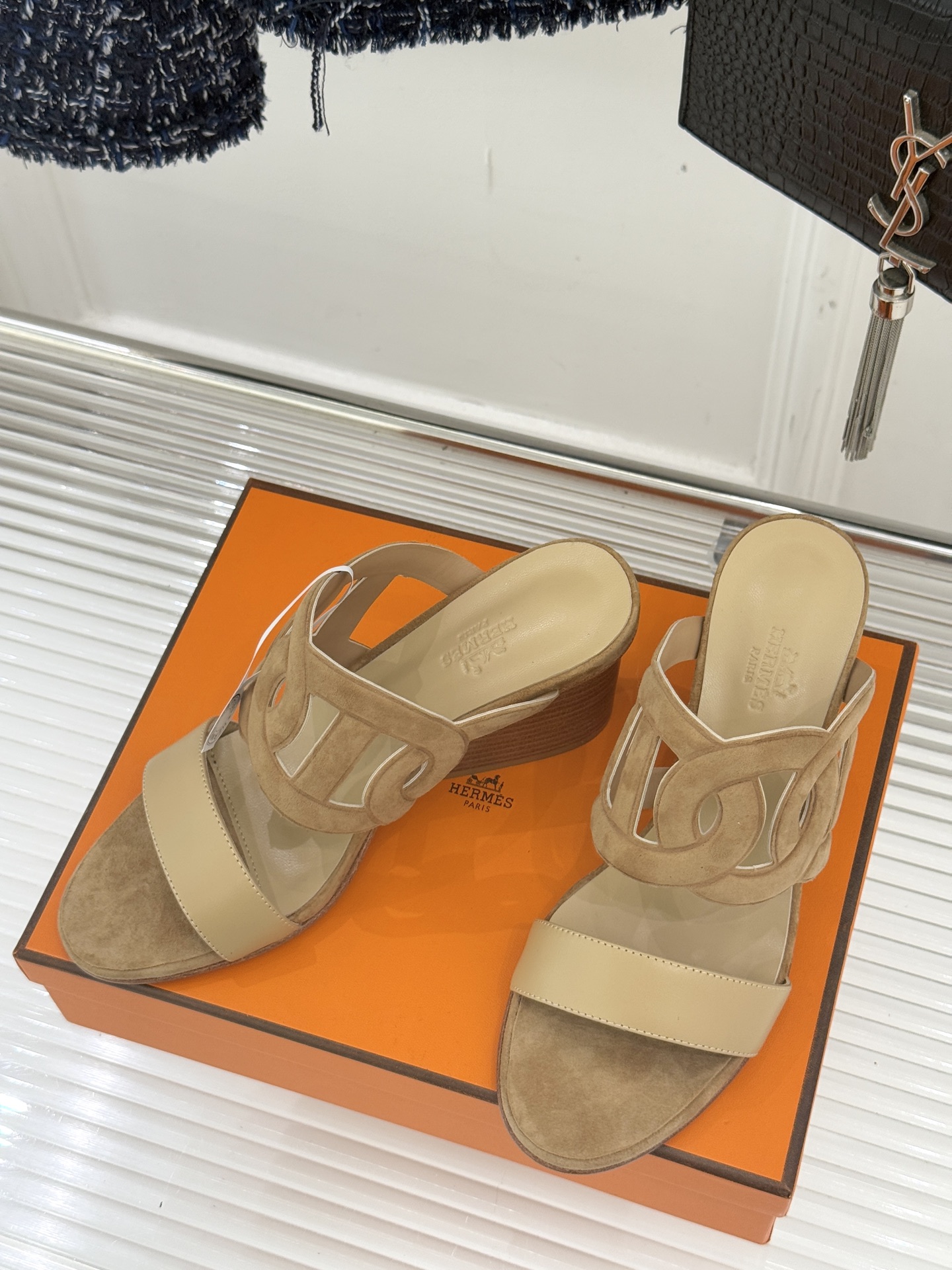 顶版 （配原版飞机盒）Hermès/爱马仕经典镂空猪鼻子坡跟拖鞋标志性的猪鼻子镂空设计俏皮吸睛在简约中彰