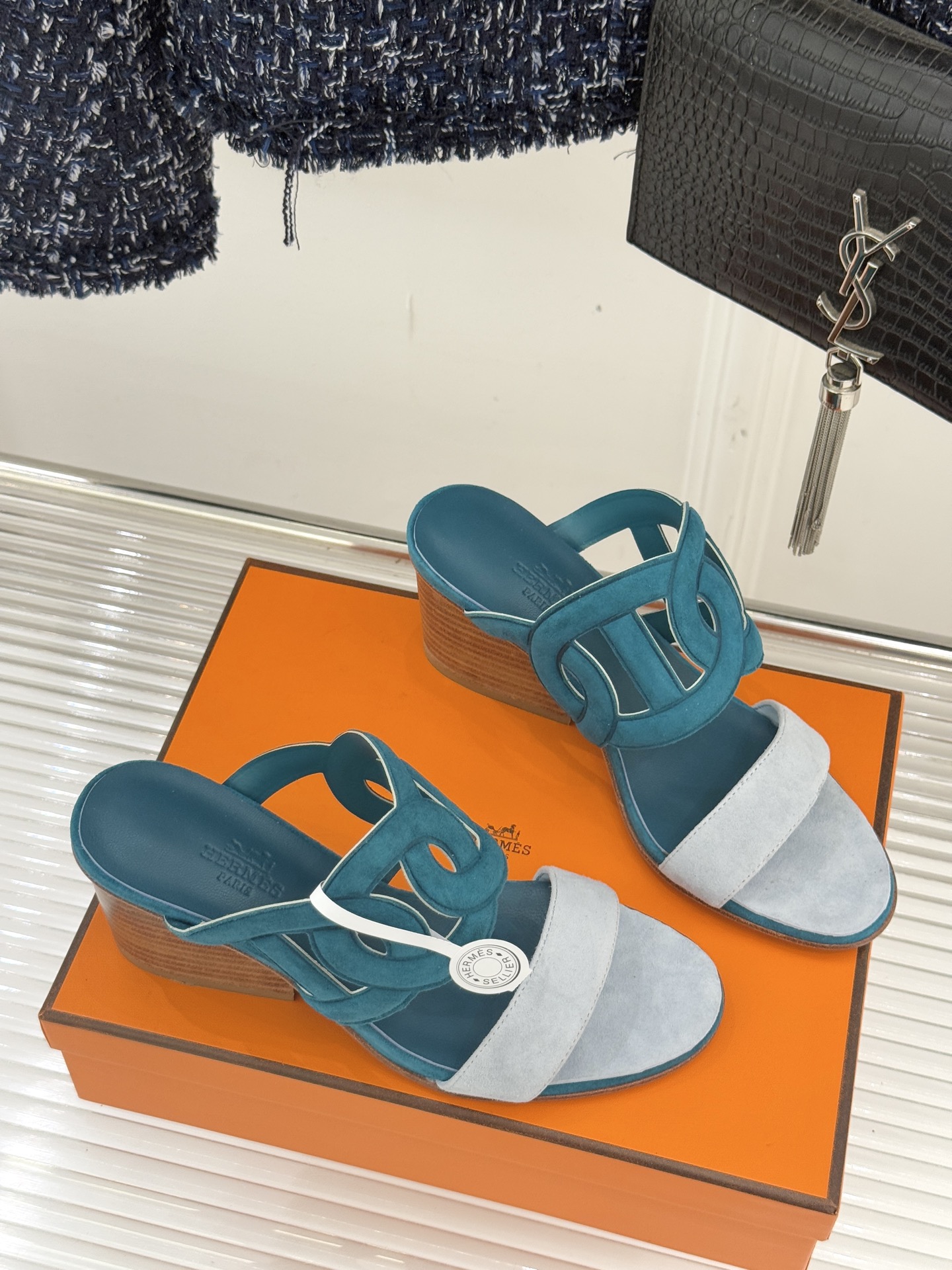 顶版 （配原版飞机盒）Hermès/爱马仕经典镂空猪鼻子坡跟拖鞋标志性的猪鼻子镂空设计俏皮吸睛在简约中彰