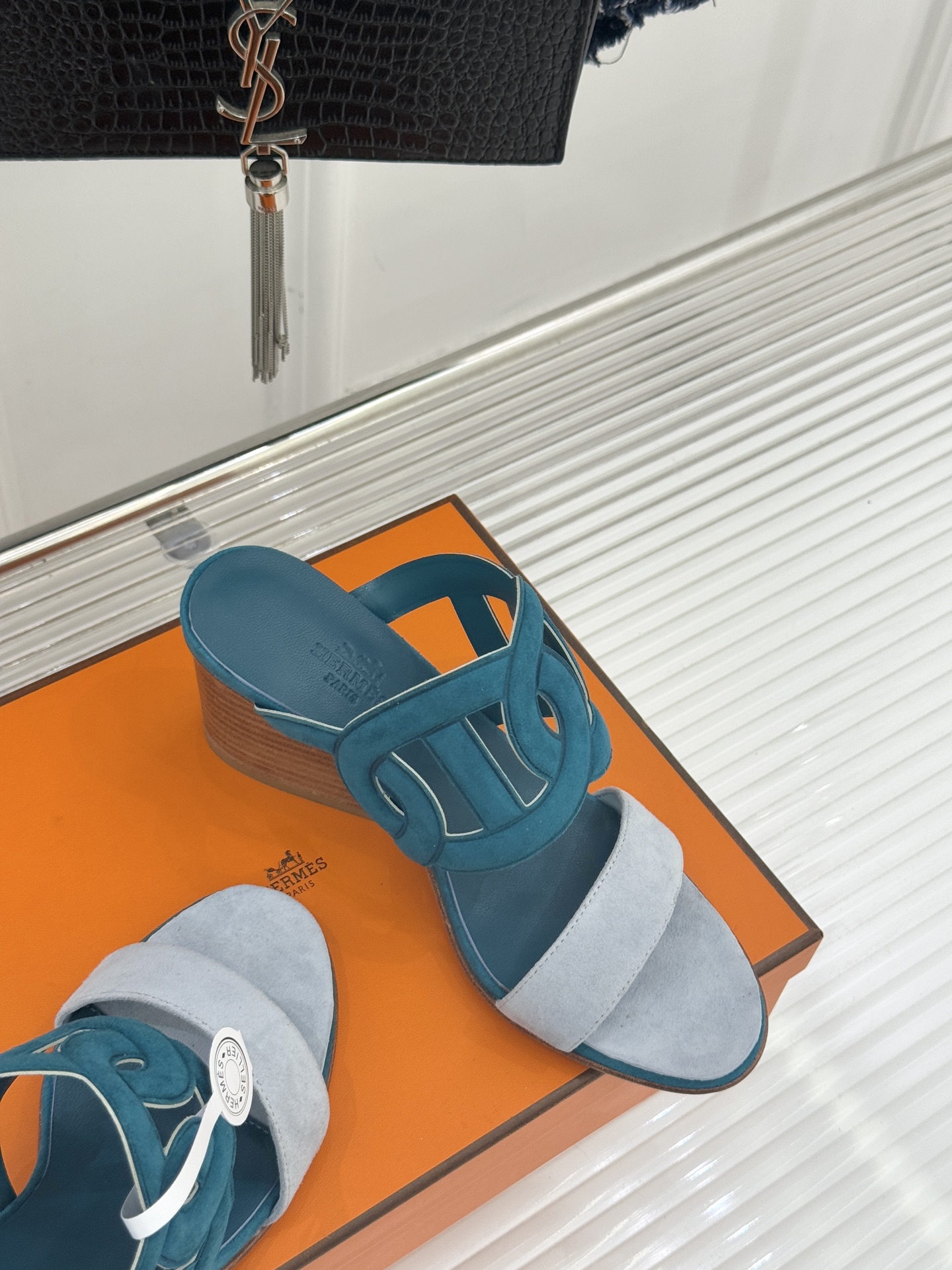 顶版 （配原版飞机盒）Hermès/爱马仕经典镂空猪鼻子坡跟拖鞋标志性的猪鼻子镂空设计俏皮吸睛在简约中彰