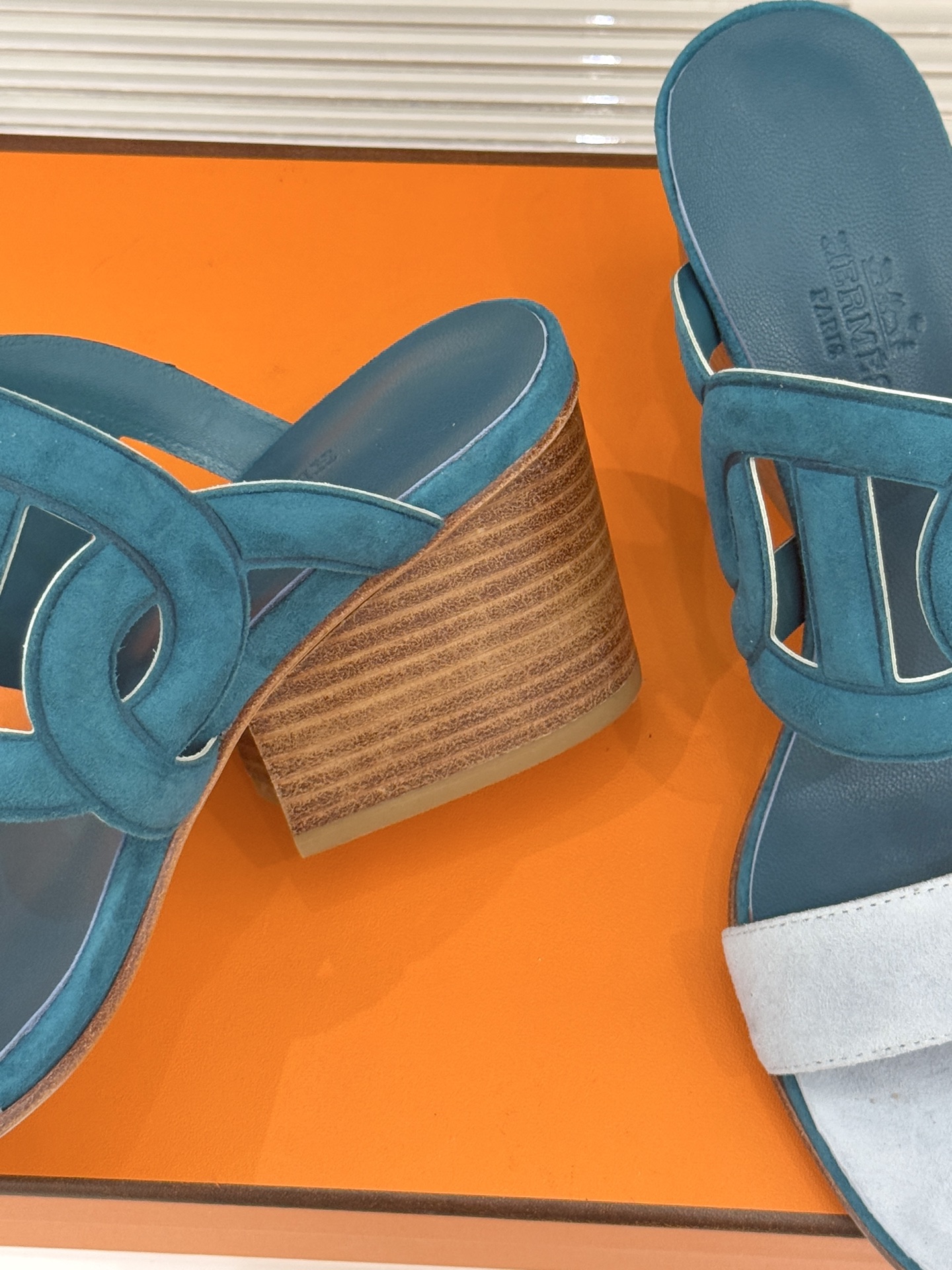 顶版 （配原版飞机盒）Hermès/爱马仕经典镂空猪鼻子坡跟拖鞋标志性的猪鼻子镂空设计俏皮吸睛在简约中彰