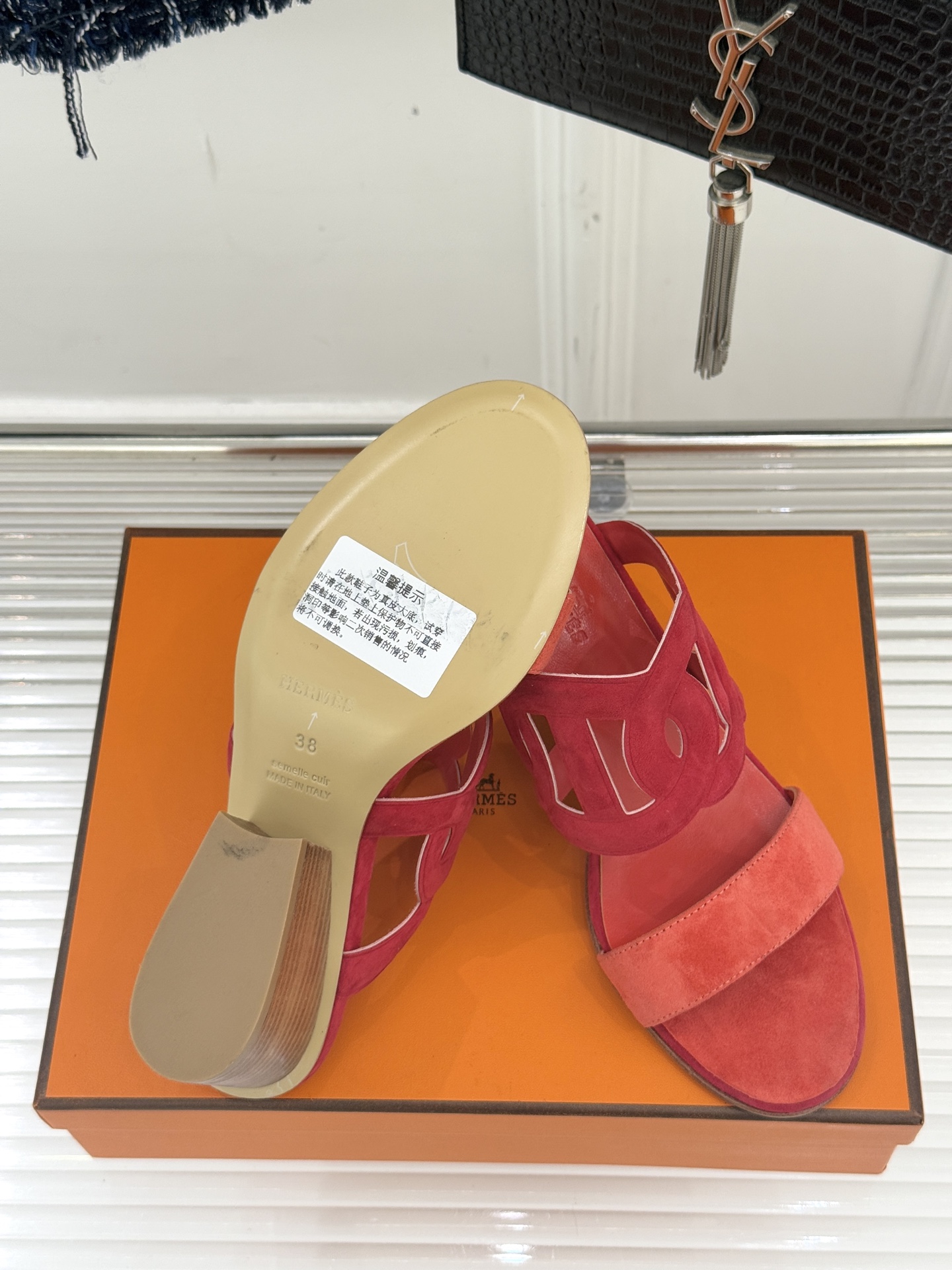 顶版 （配原版飞机盒）Hermès/爱马仕经典镂空猪鼻子坡跟拖鞋标志性的猪鼻子镂空设计俏皮吸睛在简约中彰