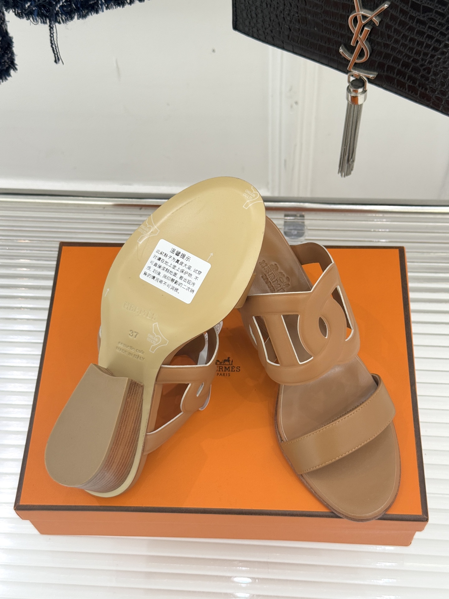 顶版 （配原版飞机盒）Hermès/爱马仕经典镂空猪鼻子坡跟拖鞋标志性的猪鼻子镂空设计俏皮吸睛在简约中彰