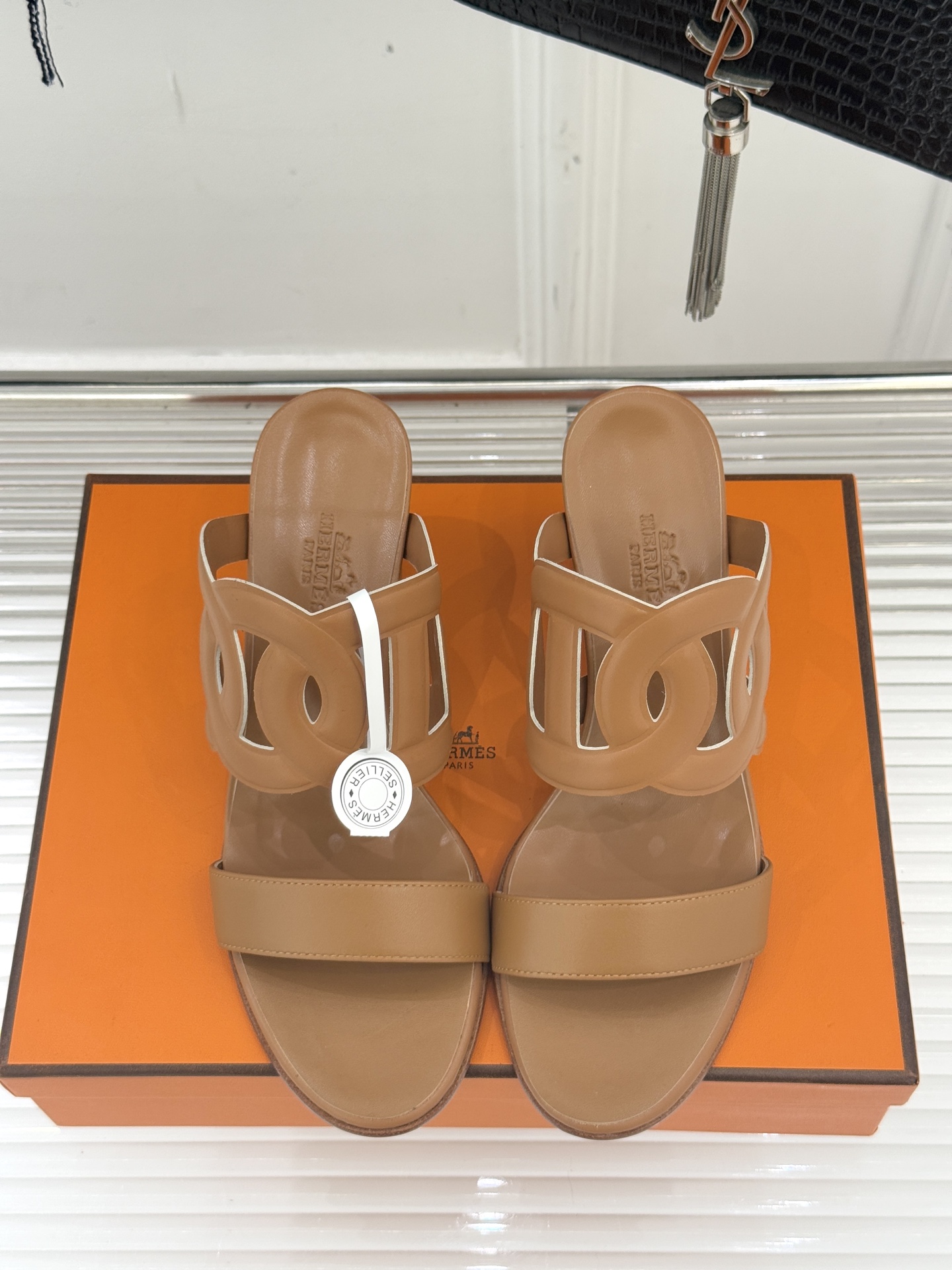 顶版 （配原版飞机盒）Hermès/爱马仕经典镂空猪鼻子坡跟拖鞋标志性的猪鼻子镂空设计俏皮吸睛在简约中彰