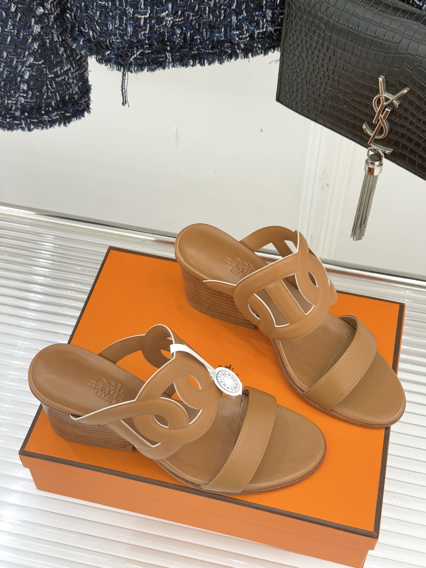 顶版 （配原版飞机盒）Hermès/爱马仕经典镂空猪鼻子坡跟拖鞋标志性的猪鼻子镂空设计俏皮吸睛在简约中彰