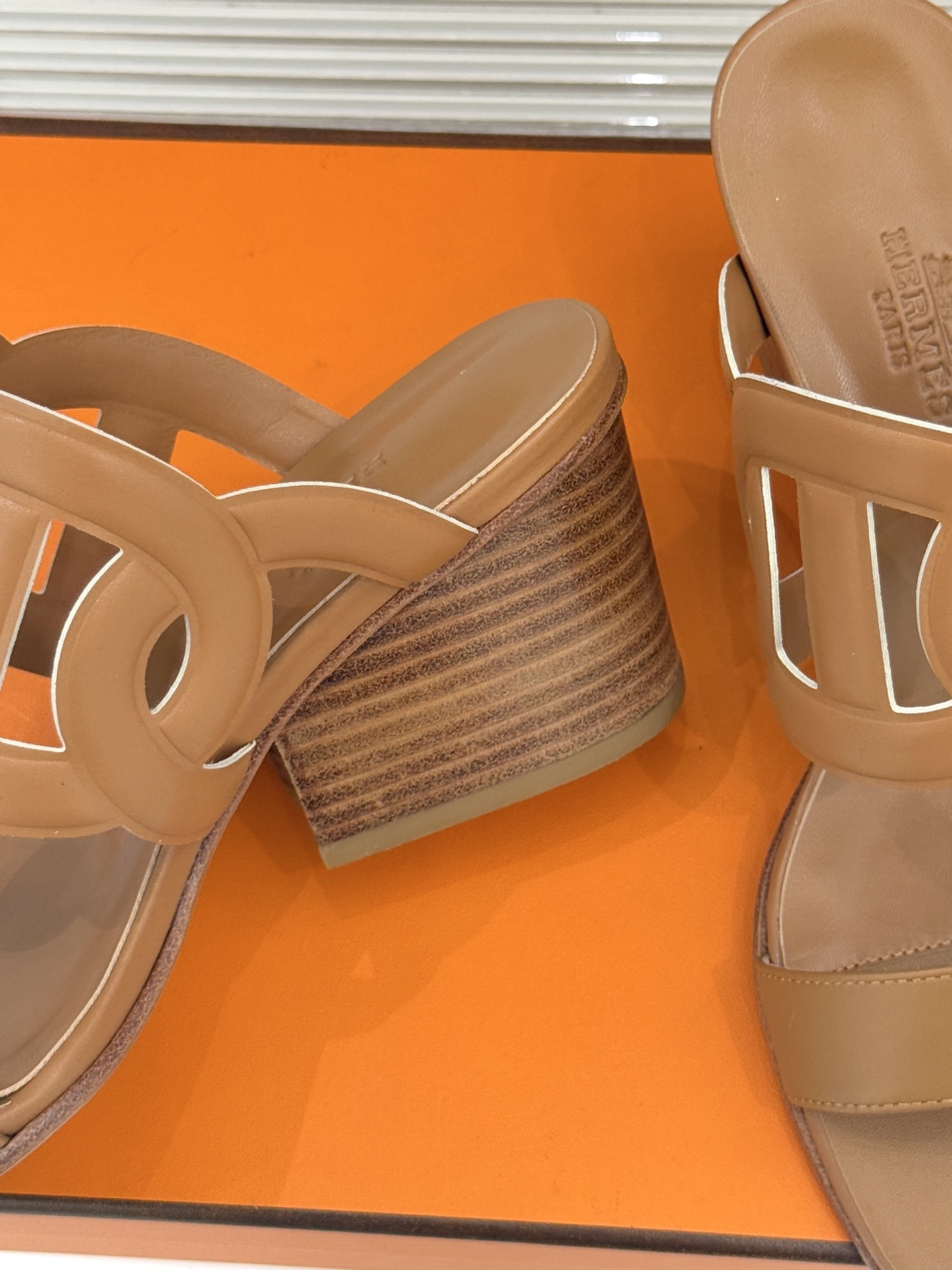 顶版 （配原版飞机盒）Hermès/爱马仕经典镂空猪鼻子坡跟拖鞋标志性的猪鼻子镂空设计俏皮吸睛在简约中彰