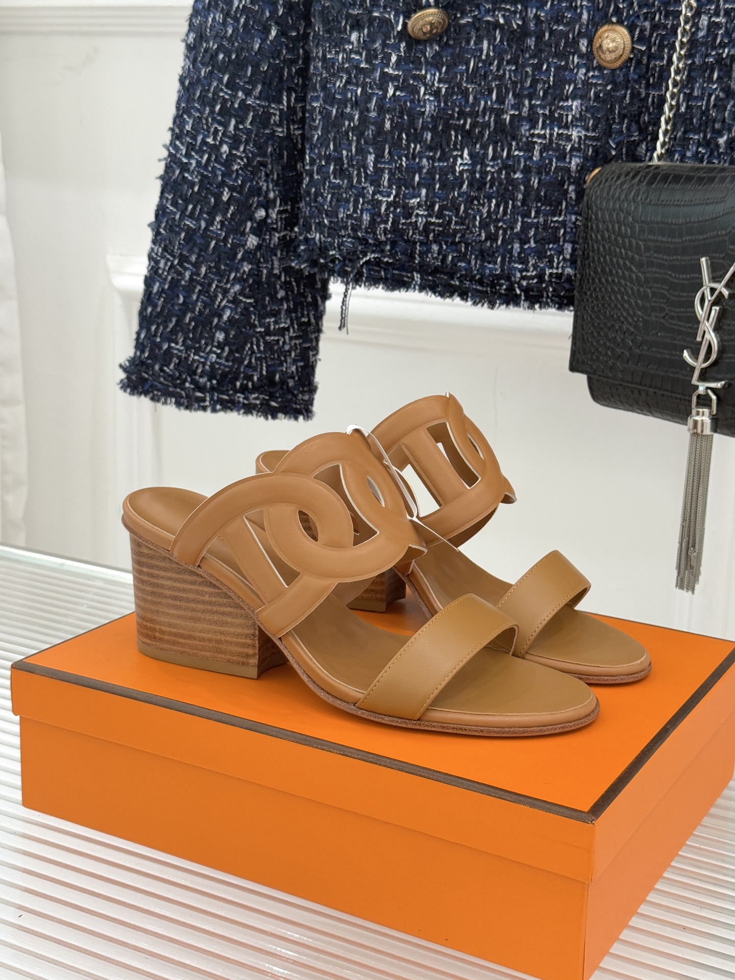 顶版 （配原版飞机盒）Hermès/爱马仕经典镂空猪鼻子坡跟拖鞋标志性的猪鼻子镂空设计俏皮吸睛在简约中彰