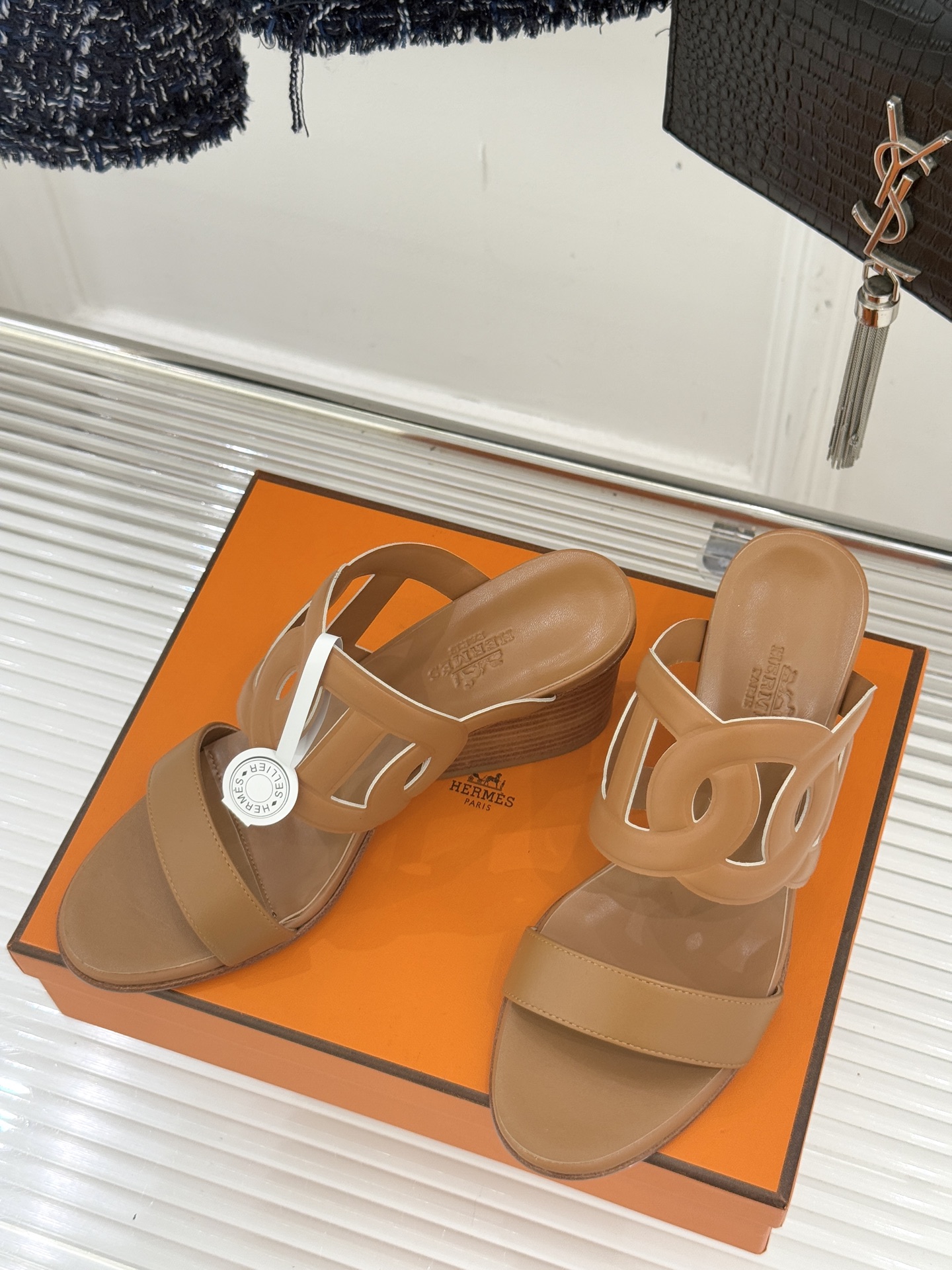 顶版 （配原版飞机盒）Hermès/爱马仕经典镂空猪鼻子坡跟拖鞋标志性的猪鼻子镂空设计俏皮吸睛在简约中彰