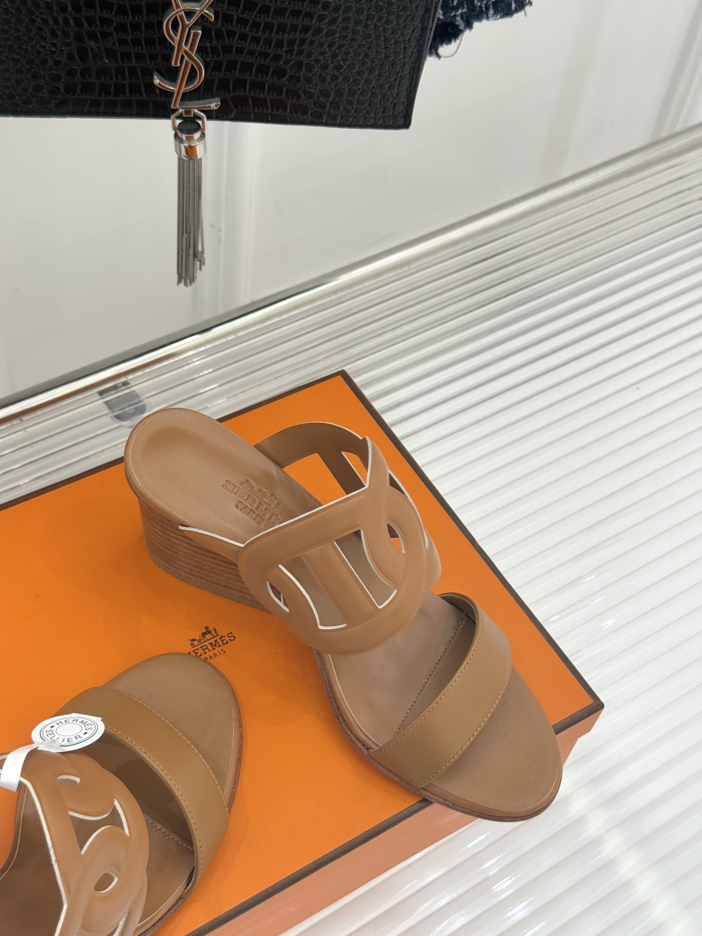 顶版 （配原版飞机盒）Hermès/爱马仕经典镂空猪鼻子坡跟拖鞋标志性的猪鼻子镂空设计俏皮吸睛在简约中彰