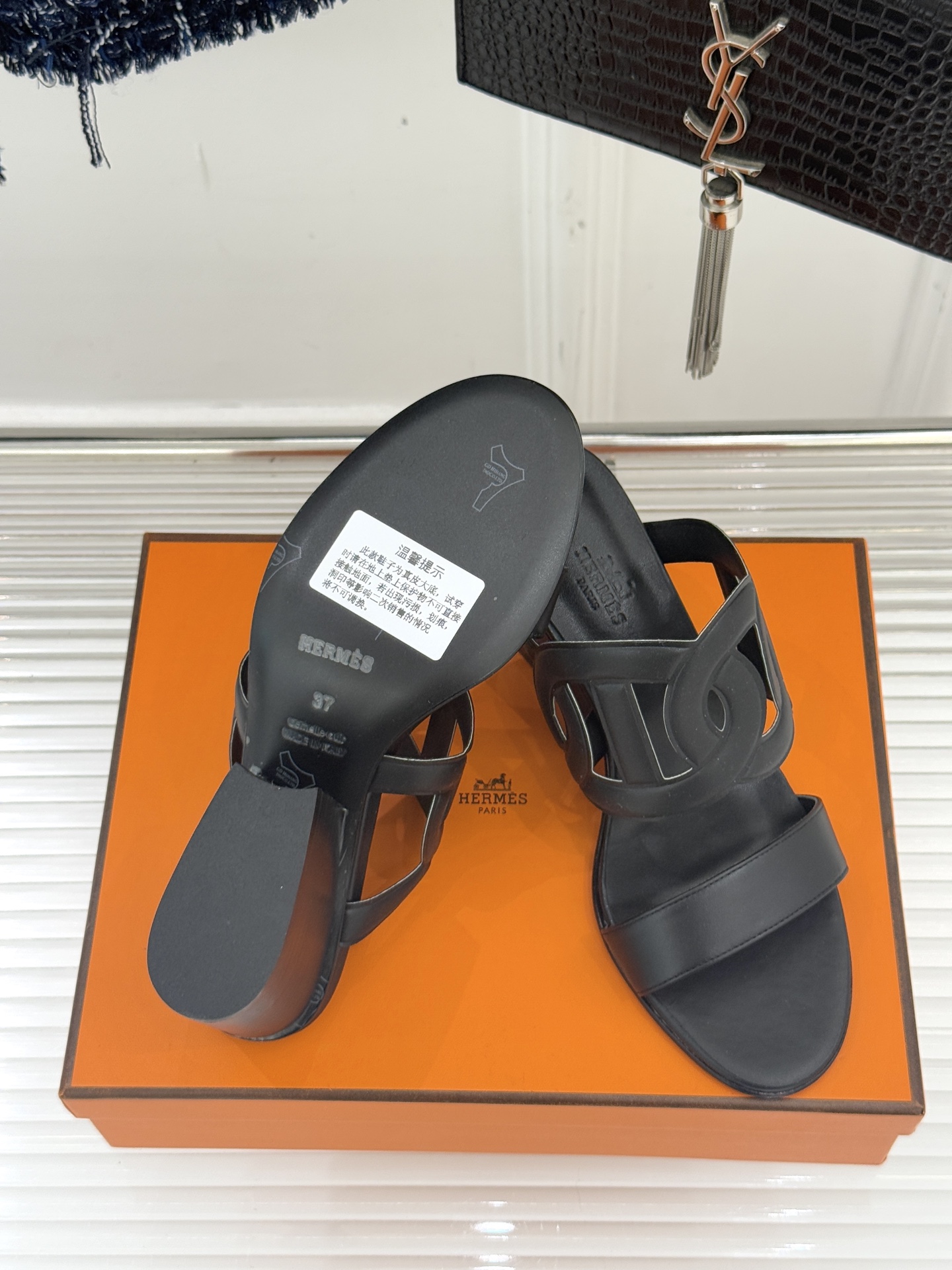 顶版 （配原版飞机盒）Hermès/爱马仕经典镂空猪鼻子坡跟拖鞋标志性的猪鼻子镂空设计俏皮吸睛在简约中彰