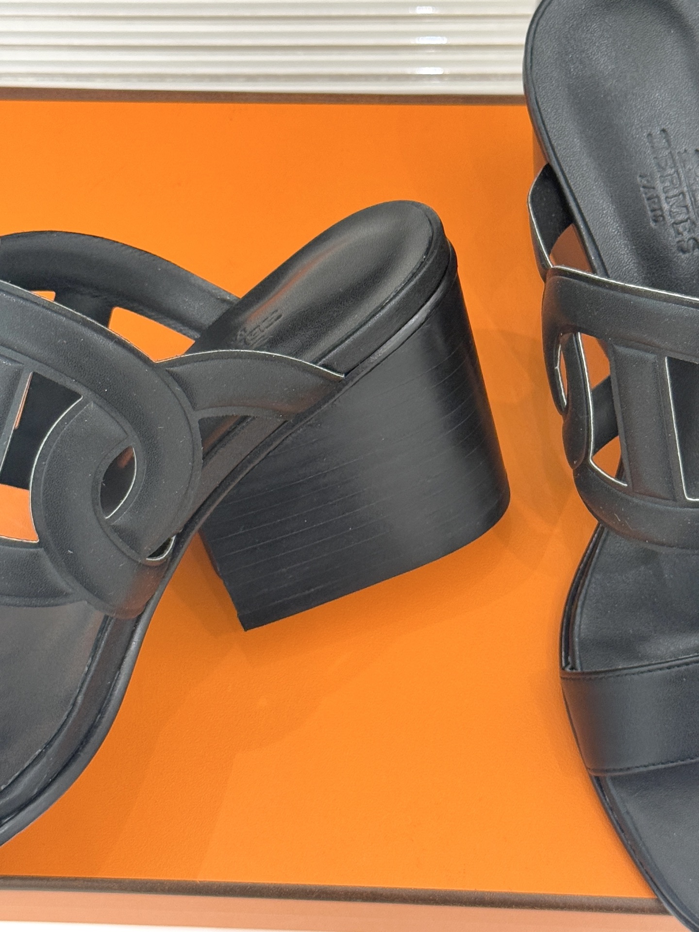 顶版 （配原版飞机盒）Hermès/爱马仕经典镂空猪鼻子坡跟拖鞋标志性的猪鼻子镂空设计俏皮吸睛在简约中彰