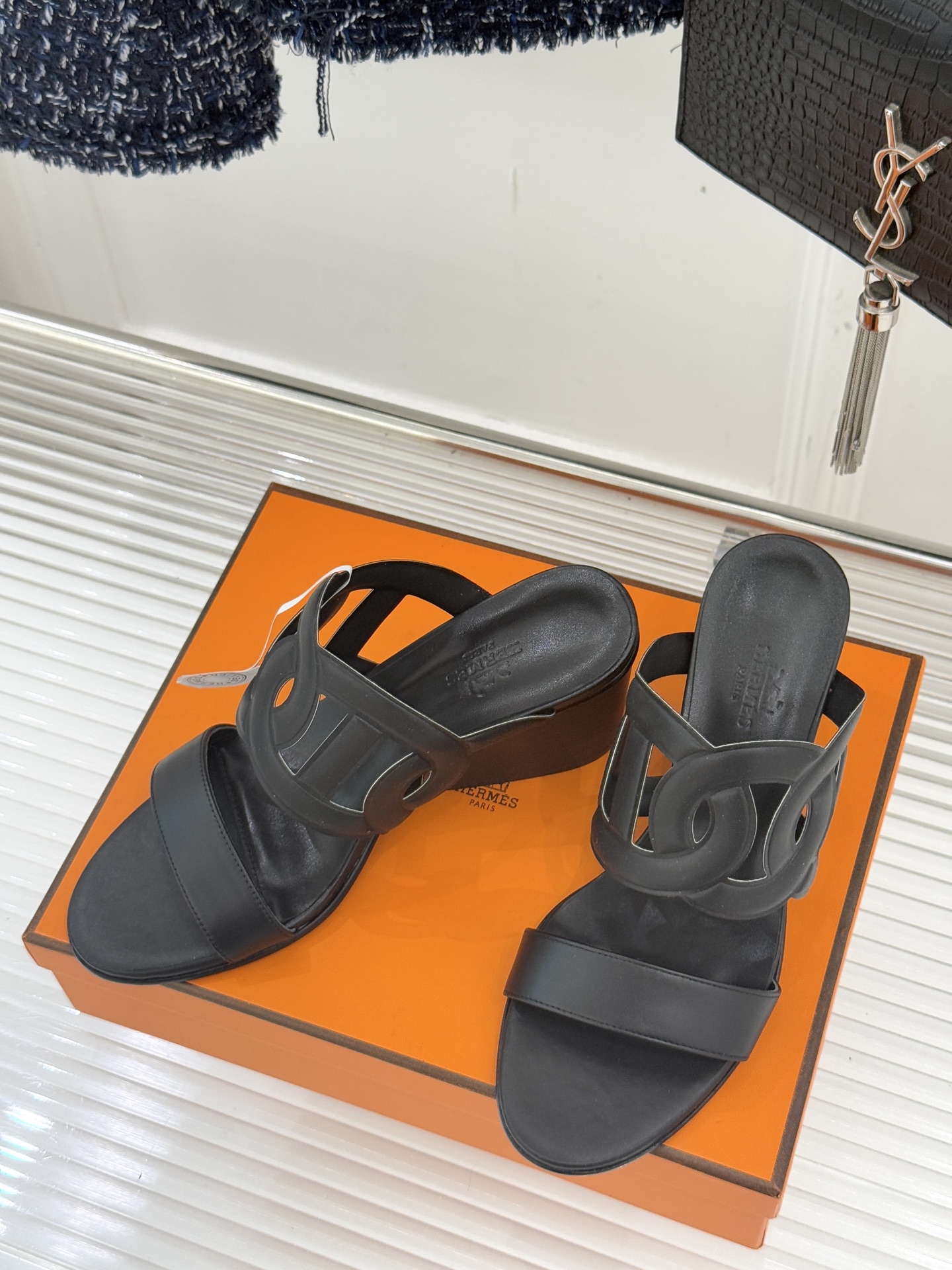 顶版 （配原版飞机盒）Hermès/爱马仕经典镂空猪鼻子坡跟拖鞋标志性的猪鼻子镂空设计俏皮吸睛在简约中彰