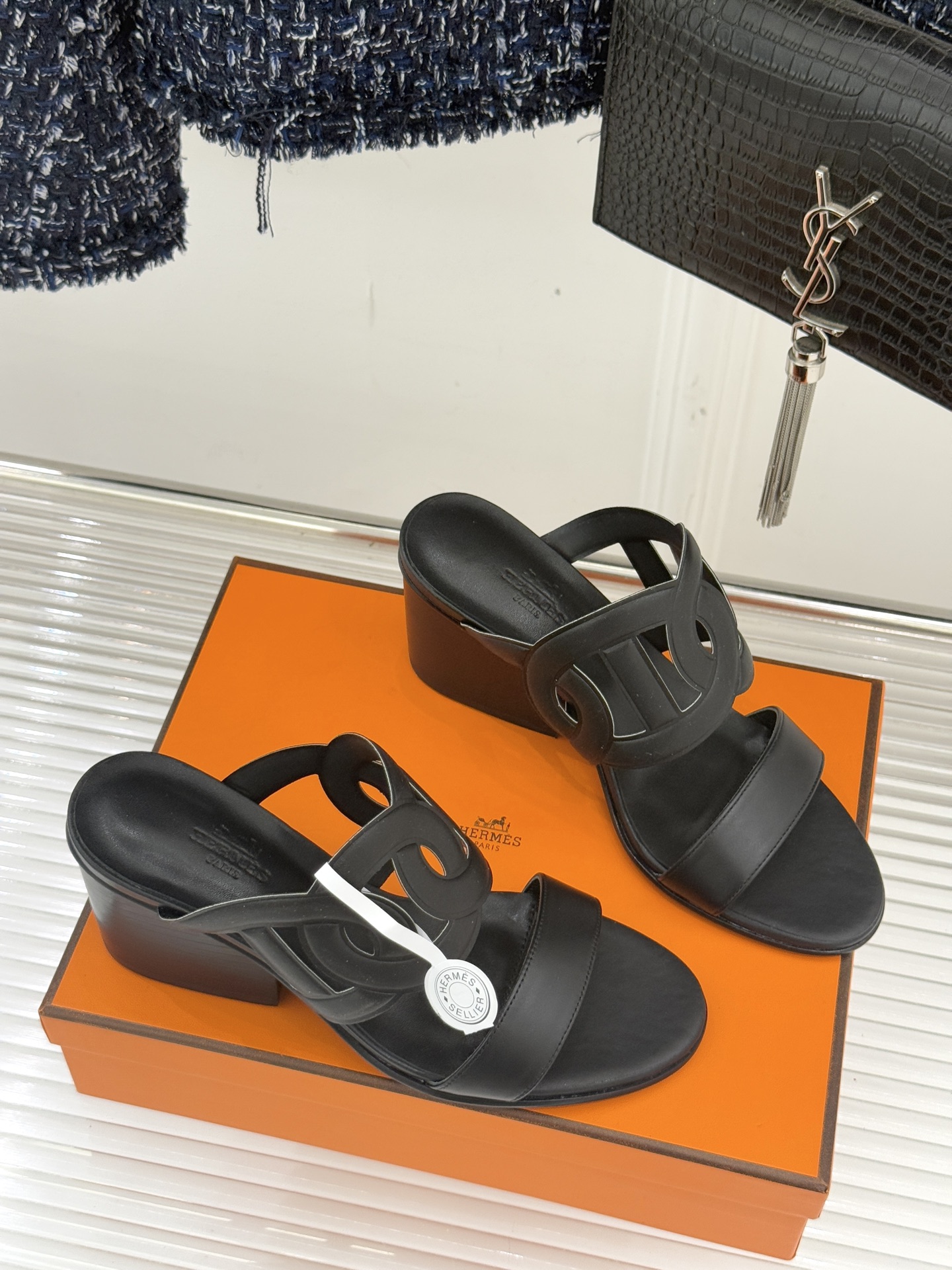 顶版 （配原版飞机盒）Hermès/爱马仕经典镂空猪鼻子坡跟拖鞋标志性的猪鼻子镂空设计俏皮吸睛在简约中彰