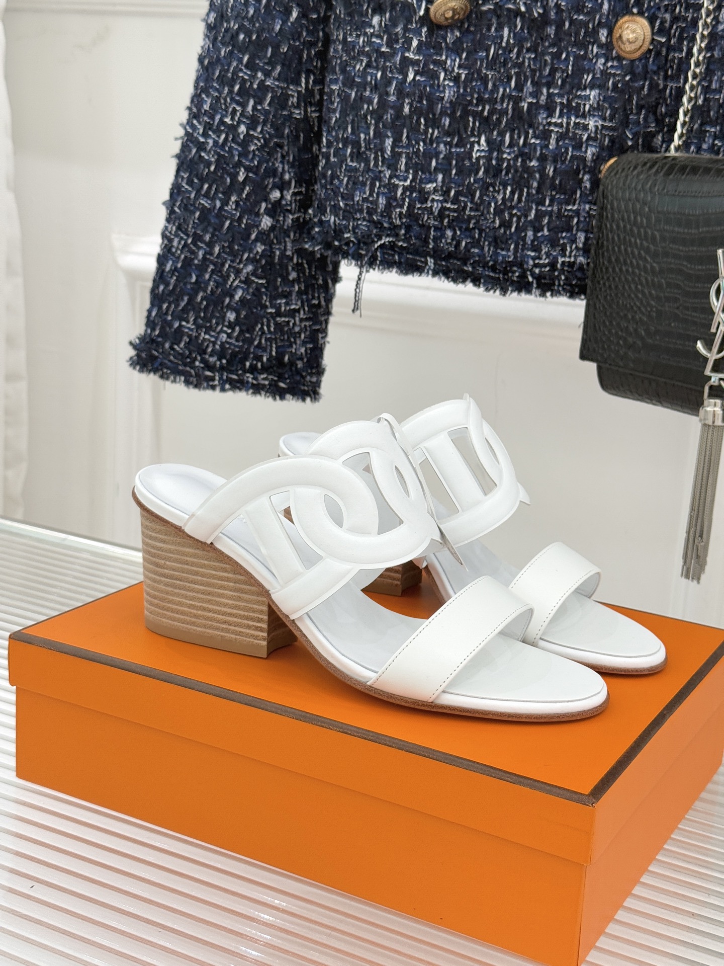 NO:594659,Top version (with original airplane box) Hermès/Hermès classic hollow pig nose wedge slippers. The iconic pig nose hollow design is playful and eye-catching. It highlights the brand heritage in simplicity. It is full of high-end and every detail can stand the attention. The 8cm wedge design is a masterpiece. It cleverly balances comfort and elegance. It not only allows you to have just the right height increase, but also ensures ease when walking. The fabric is made of original customized leather.  The inner foot pads are all mixed sheepskin, genuine leather outsole imported from Italy, size 35-39 (customized 40/41/42), high heels and slippers, hermes, hermes, high heels, slippers, sheepskin, Leather soles19860909顶版（配原版飞机盒） Hermès/爱马仕经典镂空猪鼻子坡跟拖鞋 标志性的猪鼻子镂空设计俏皮吸睛 在简约中彰显品牌底蕴 高级感满满 每一处细节都经得起考究 8cm的坡跟设计堪称一绝 巧妙平衡了舒适与优雅 既能让你拥有恰到好处的身高提升 又能保证行走时的轻松自在. 面料采用原版定制皮料 内里垫脚均为混种羊皮 意大利进口真皮大底 size35-39（40/41/42定制）,高跟鞋拖鞋,hermes,hermes,high heels,slippers,sheepskin,Leather soles,Women's Shoes