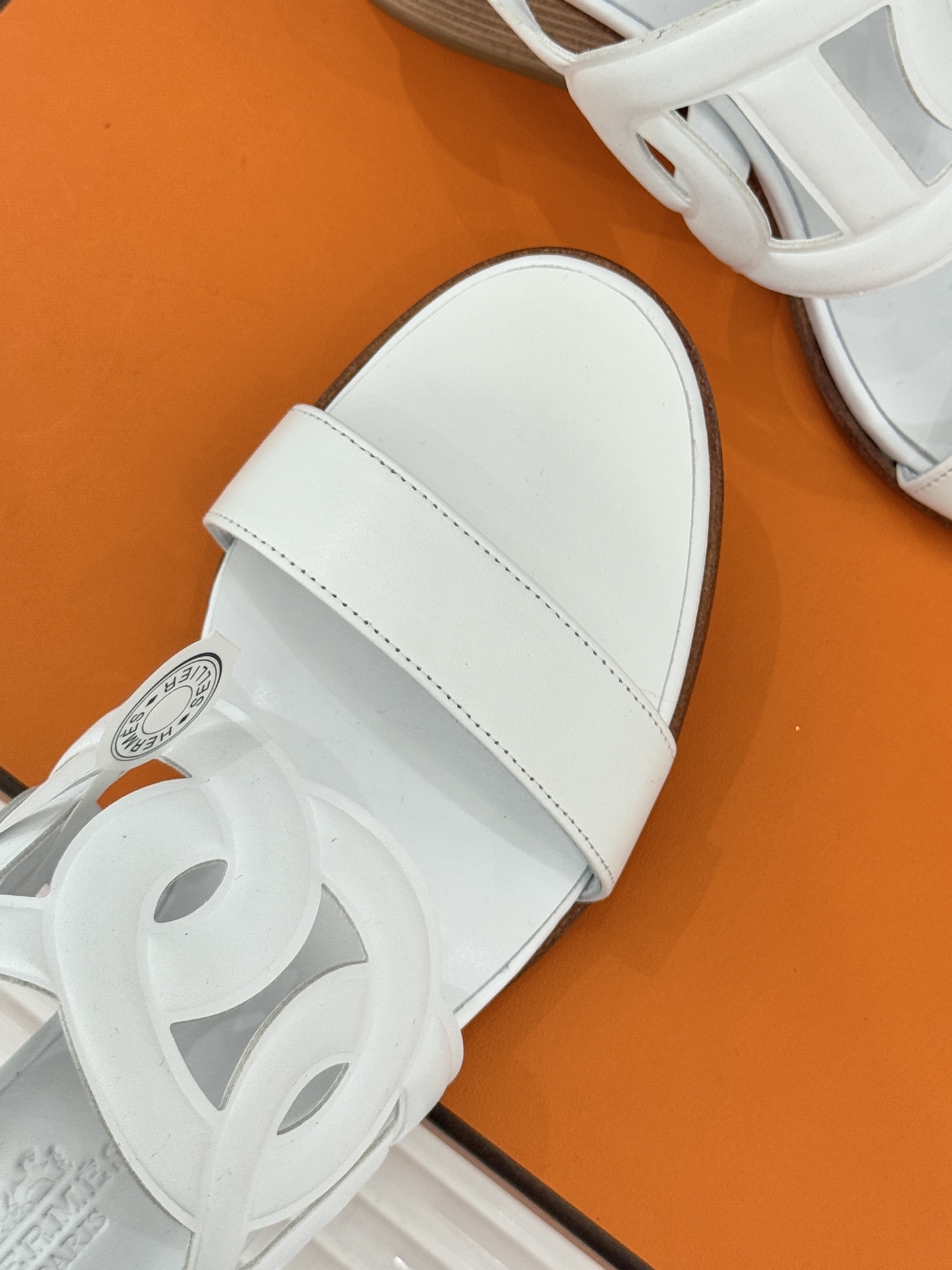 顶版 （配原版飞机盒）Hermès/爱马仕经典镂空猪鼻子坡跟拖鞋标志性的猪鼻子镂空设计俏皮吸睛在简约中彰