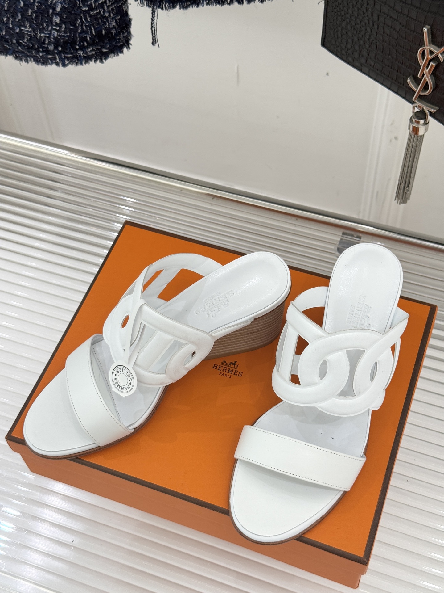 顶版 （配原版飞机盒）Hermès/爱马仕经典镂空猪鼻子坡跟拖鞋标志性的猪鼻子镂空设计俏皮吸睛在简约中彰