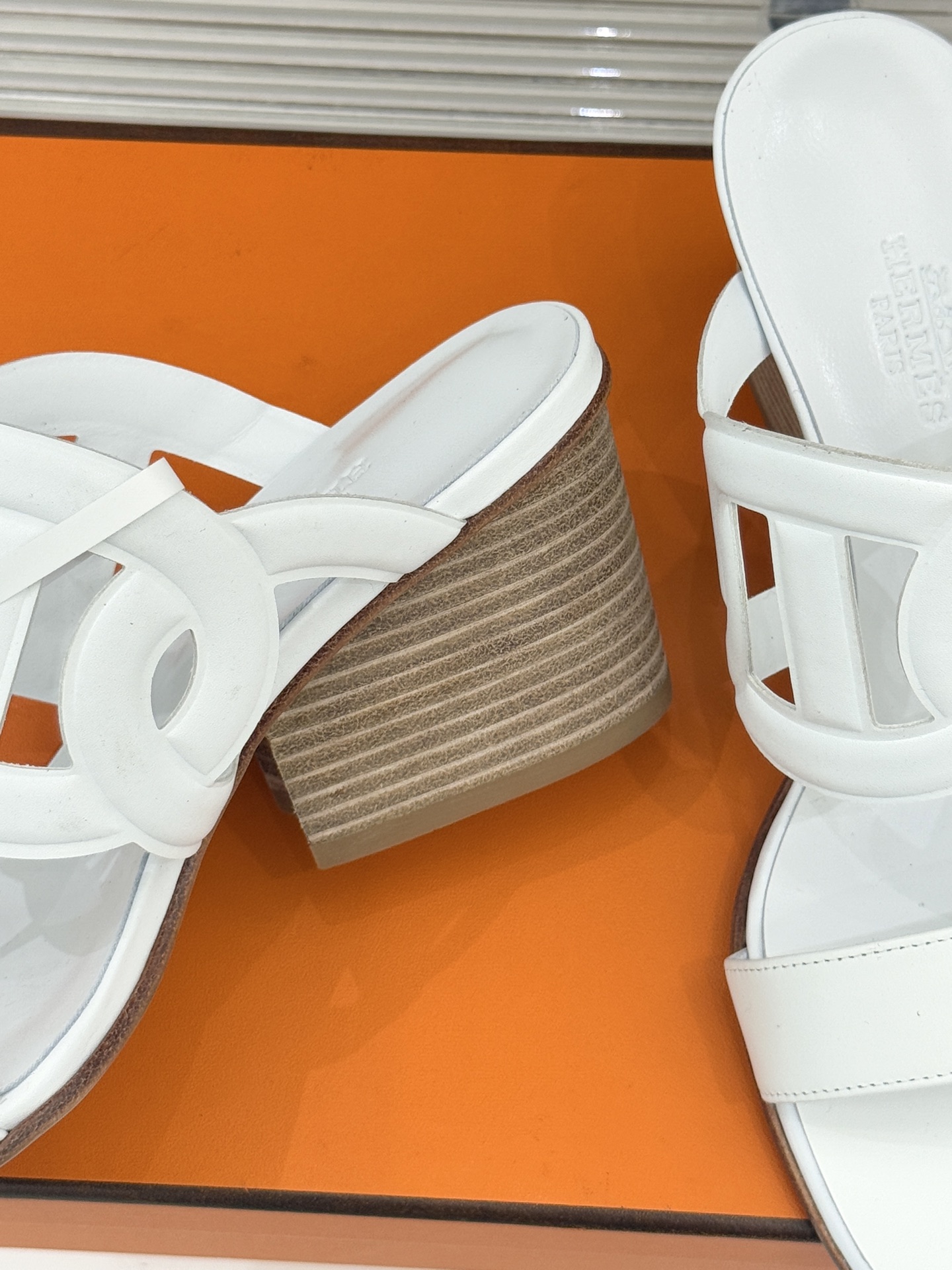 顶版 （配原版飞机盒）Hermès/爱马仕经典镂空猪鼻子坡跟拖鞋标志性的猪鼻子镂空设计俏皮吸睛在简约中彰