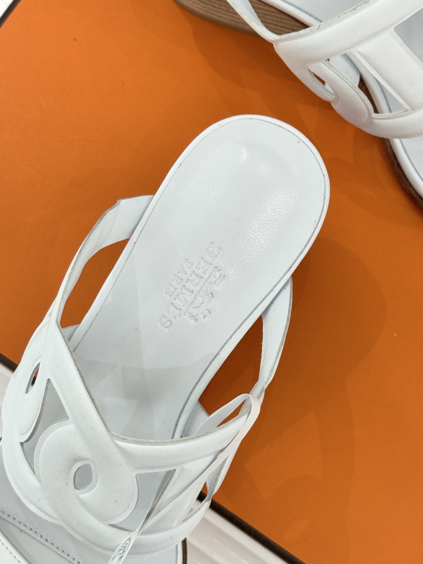 顶版 （配原版飞机盒）Hermès/爱马仕经典镂空猪鼻子坡跟拖鞋标志性的猪鼻子镂空设计俏皮吸睛在简约中彰