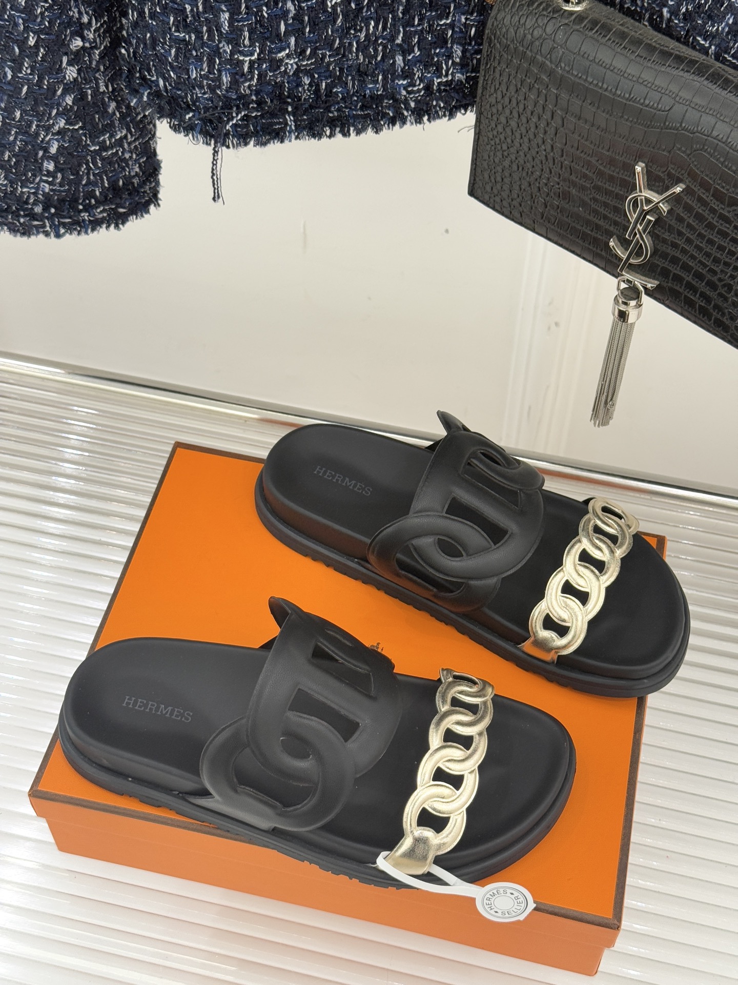 顶版 （配原版飞机盒）Hermès/爱马仕经典镂空猪鼻子休闲懒人拖鞋标志性的猪鼻子镂空设计俏皮吸睛在简约