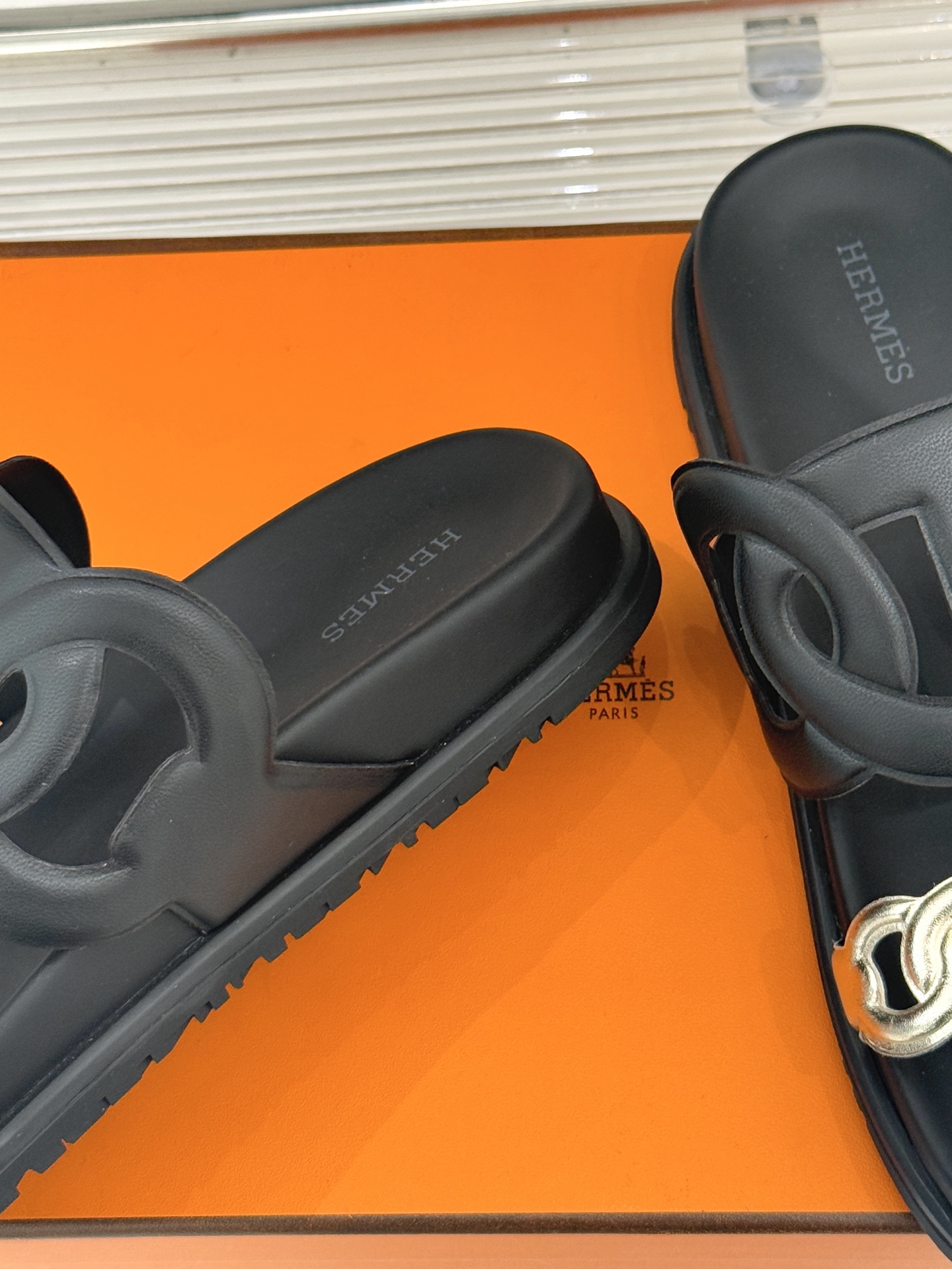 顶版 （配原版飞机盒）Hermès/爱马仕经典镂空猪鼻子休闲懒人拖鞋标志性的猪鼻子镂空设计俏皮吸睛在简约