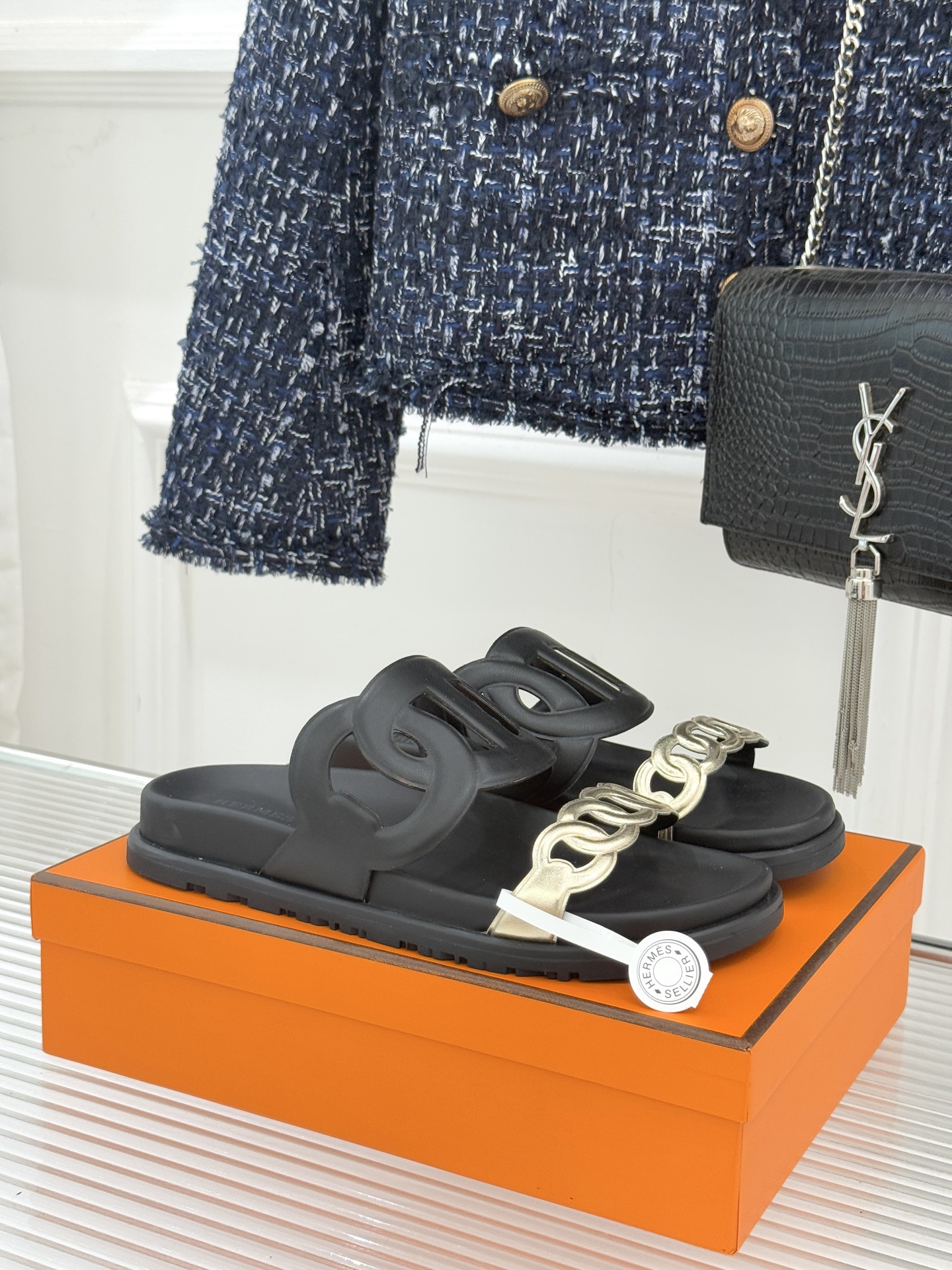 顶版 （配原版飞机盒）Hermès/爱马仕经典镂空猪鼻子休闲懒人拖鞋标志性的猪鼻子镂空设计俏皮吸睛在简约