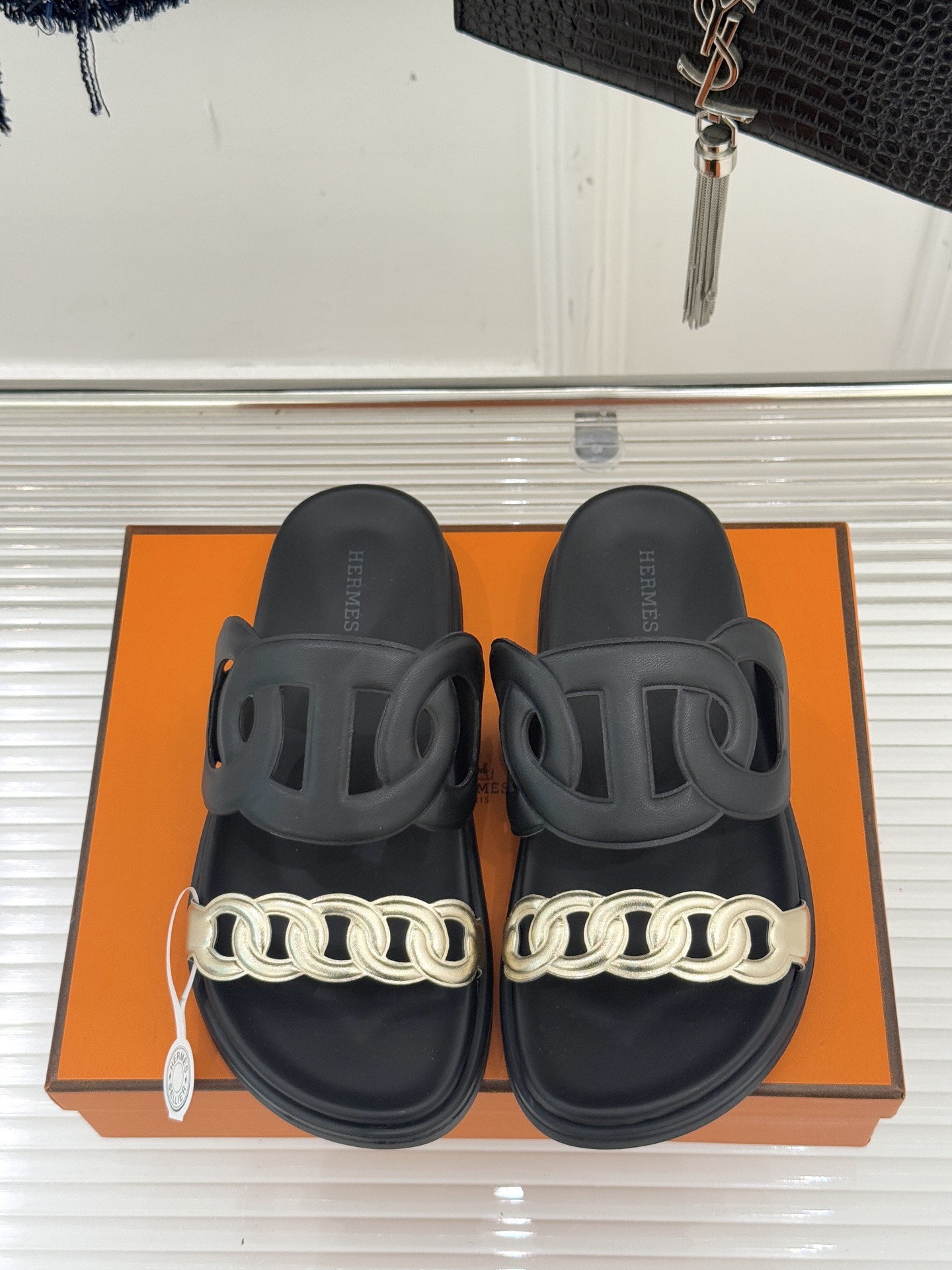 顶版 （配原版飞机盒）Hermès/爱马仕经典镂空猪鼻子休闲懒人拖鞋标志性的猪鼻子镂空设计俏皮吸睛在简约