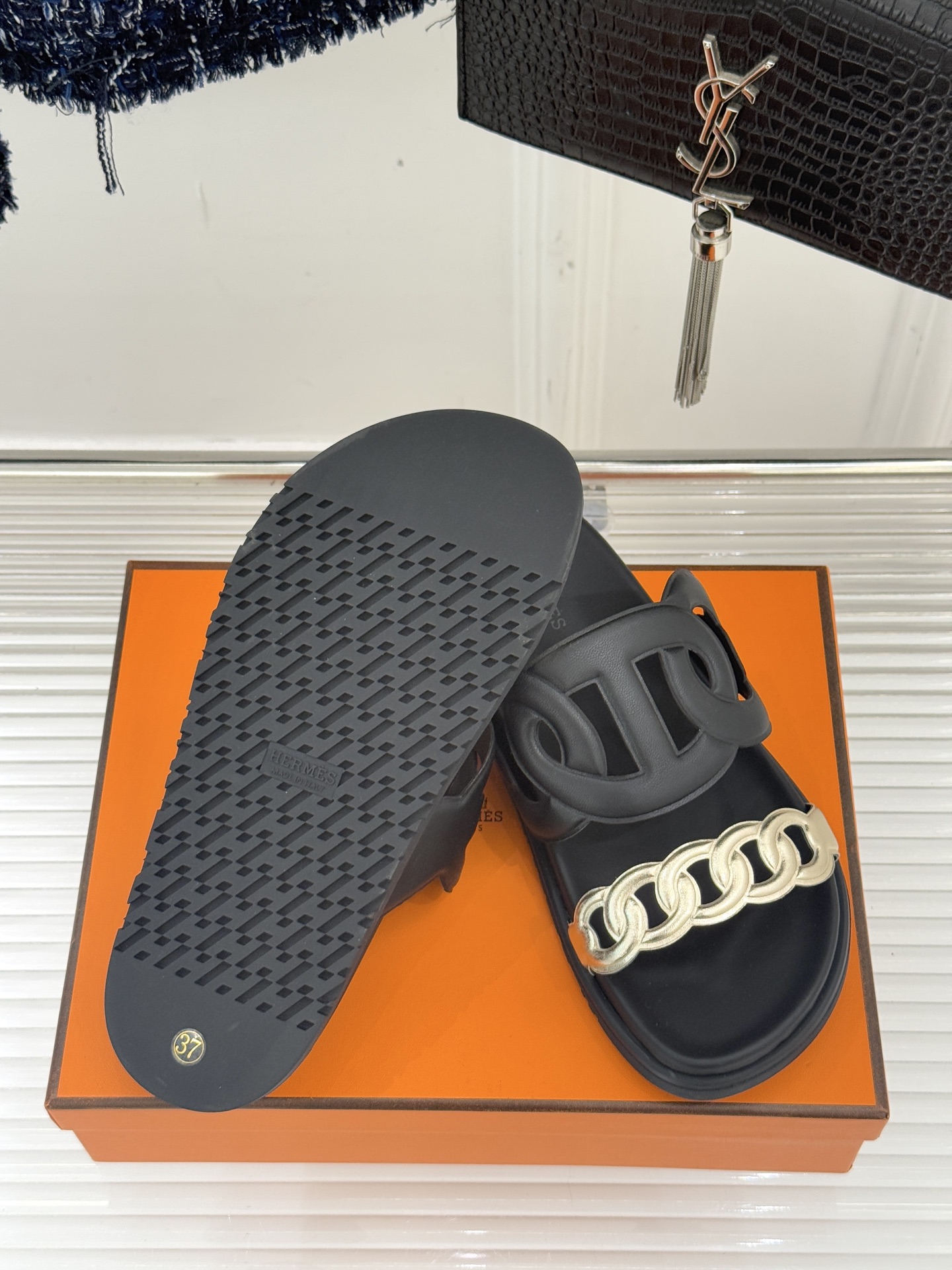 顶版 （配原版飞机盒）Hermès/爱马仕经典镂空猪鼻子休闲懒人拖鞋标志性的猪鼻子镂空设计俏皮吸睛在简约