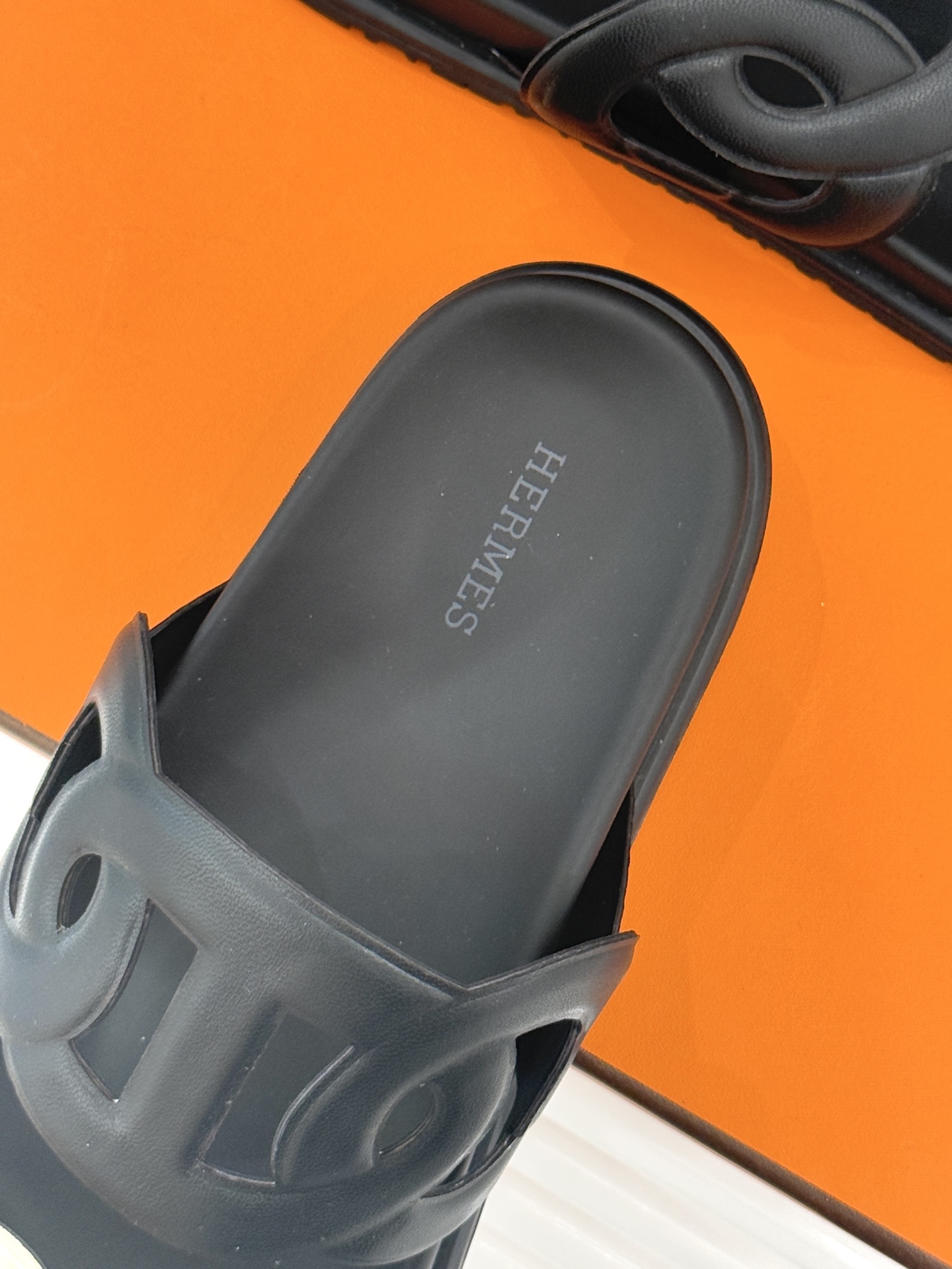 顶版 （配原版飞机盒）Hermès/爱马仕经典镂空猪鼻子休闲懒人拖鞋标志性的猪鼻子镂空设计俏皮吸睛在简约