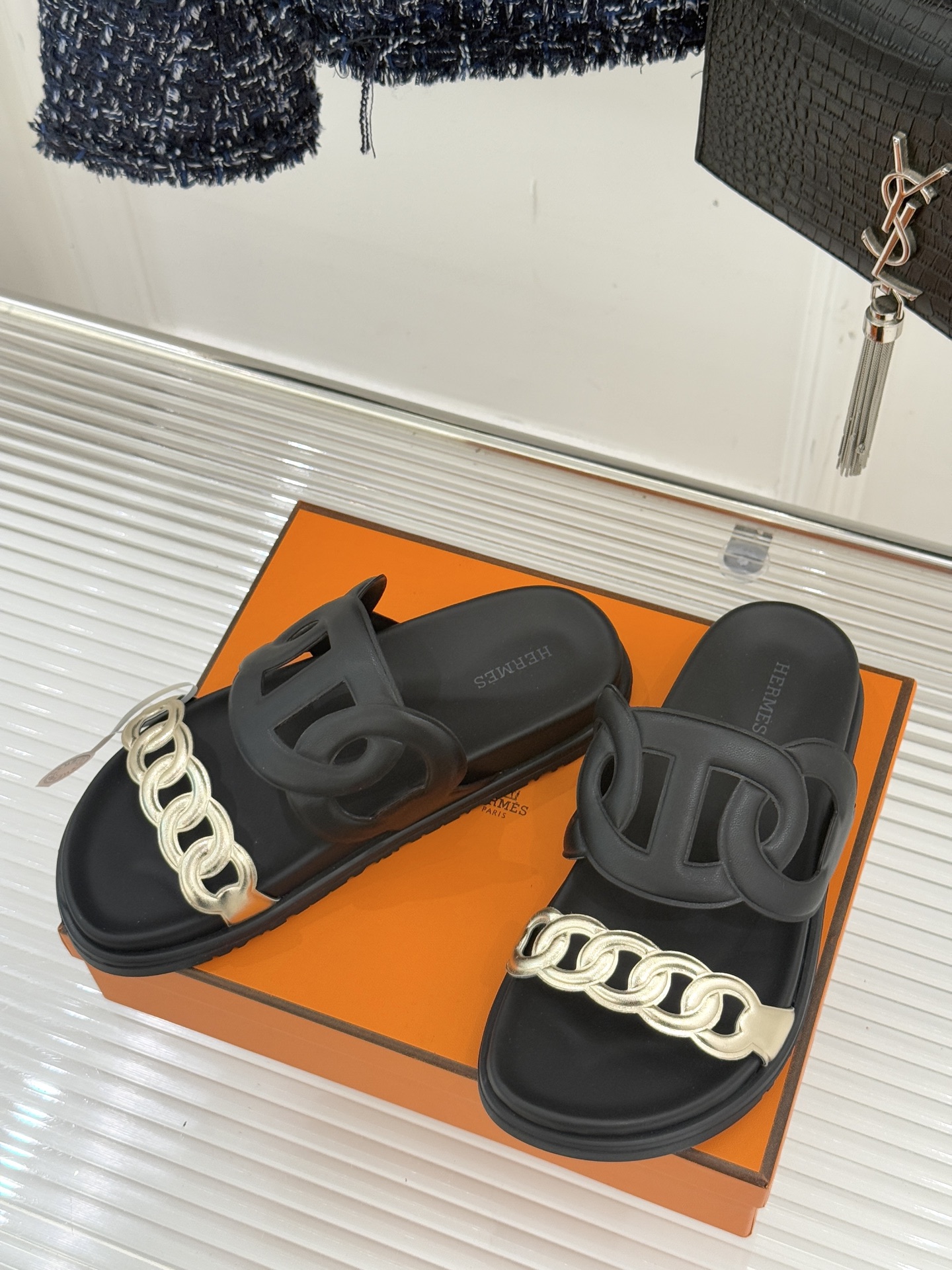 顶版 （配原版飞机盒）Hermès/爱马仕经典镂空猪鼻子休闲懒人拖鞋标志性的猪鼻子镂空设计俏皮吸睛在简约