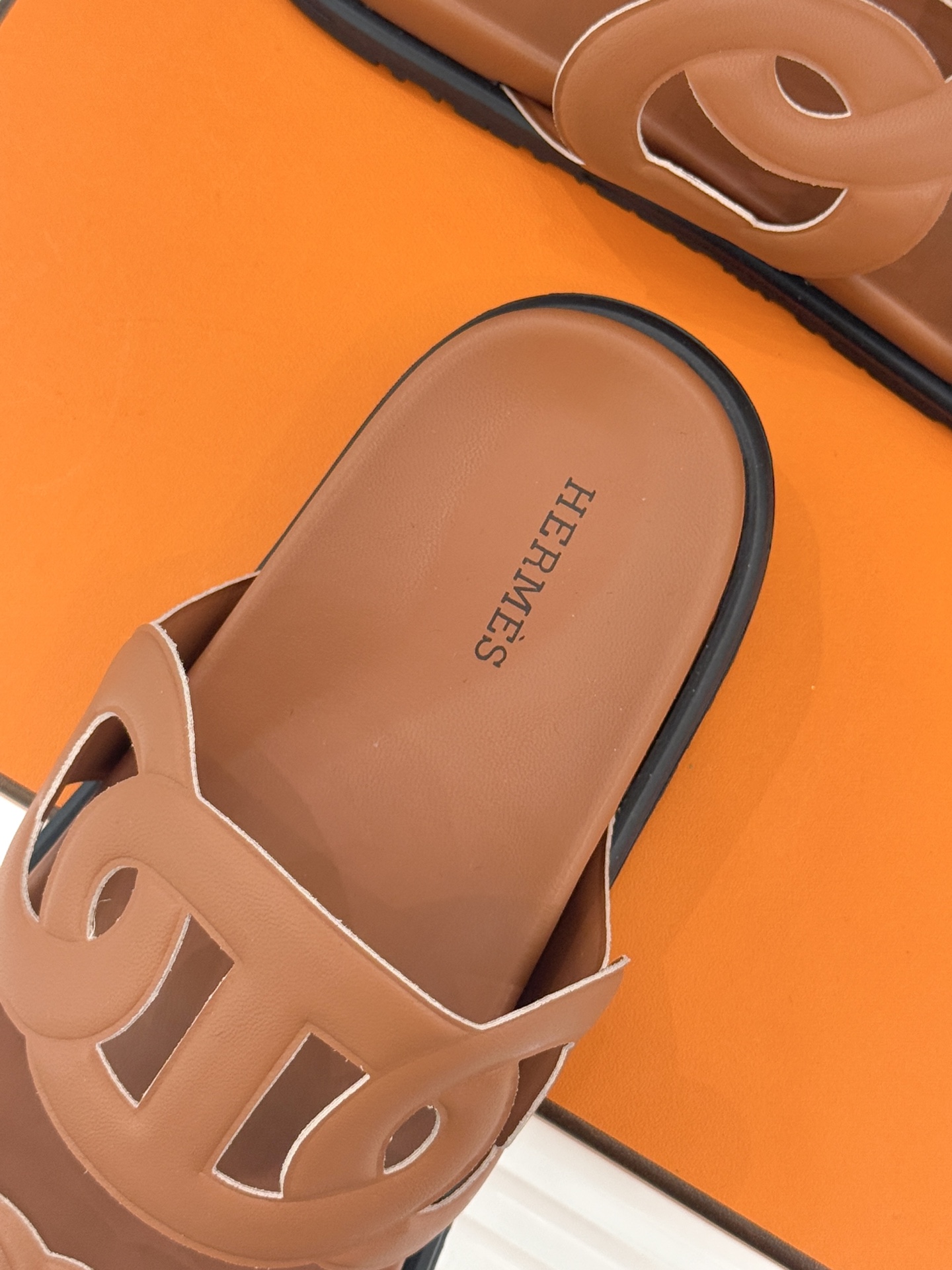 顶版 （配原版飞机盒）Hermès/爱马仕经典镂空猪鼻子休闲懒人拖鞋标志性的猪鼻子镂空设计俏皮吸睛在简约