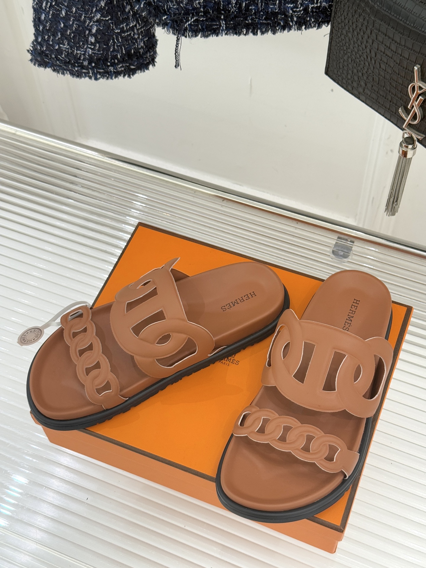 顶版 （配原版飞机盒）Hermès/爱马仕经典镂空猪鼻子休闲懒人拖鞋标志性的猪鼻子镂空设计俏皮吸睛在简约