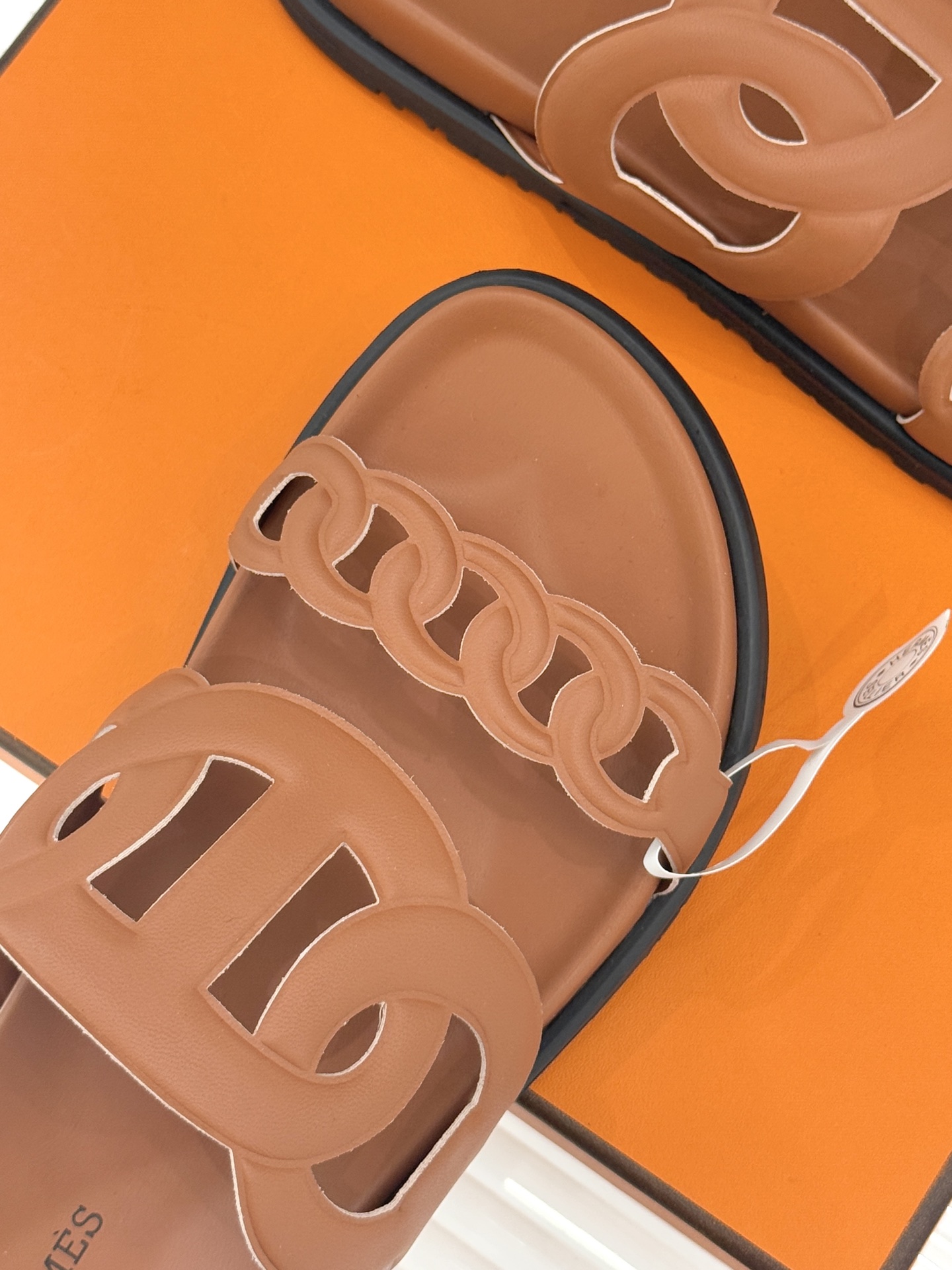 顶版 （配原版飞机盒）Hermès/爱马仕经典镂空猪鼻子休闲懒人拖鞋标志性的猪鼻子镂空设计俏皮吸睛在简约