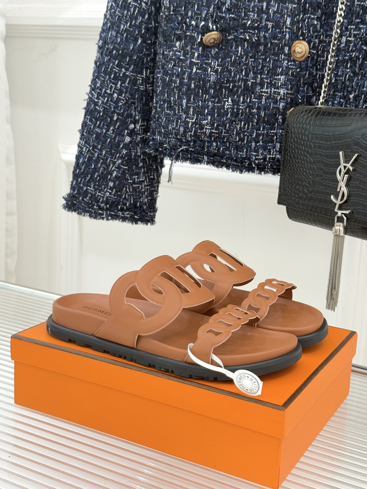 顶版 （配原版飞机盒）Hermès/爱马仕经典镂空猪鼻子休闲懒人拖鞋标志性的猪鼻子镂空设计俏皮吸睛在简约