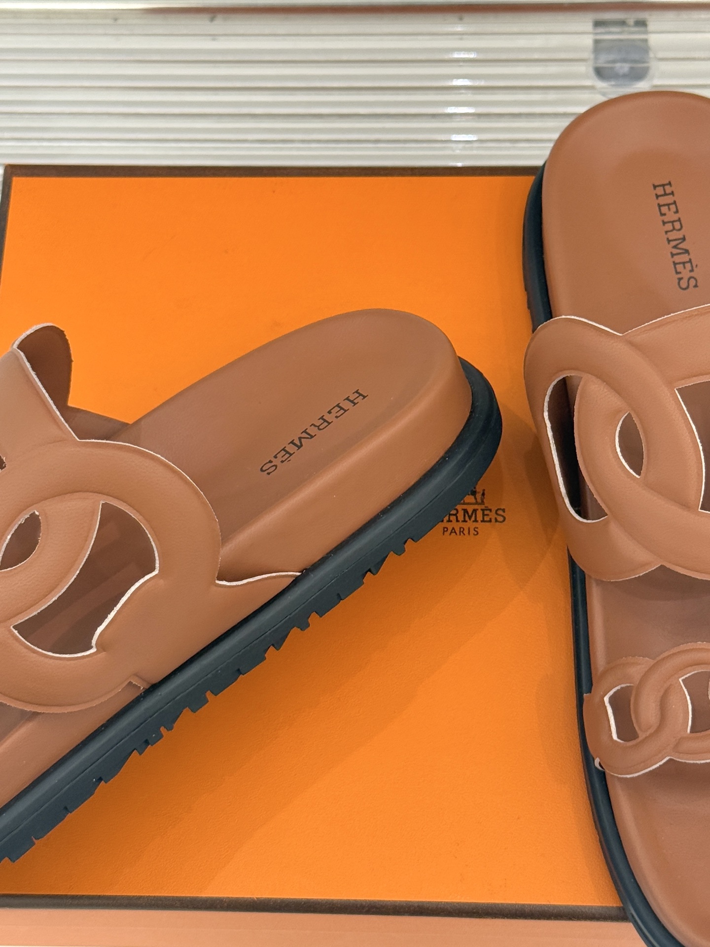 顶版 （配原版飞机盒）Hermès/爱马仕经典镂空猪鼻子休闲懒人拖鞋标志性的猪鼻子镂空设计俏皮吸睛在简约