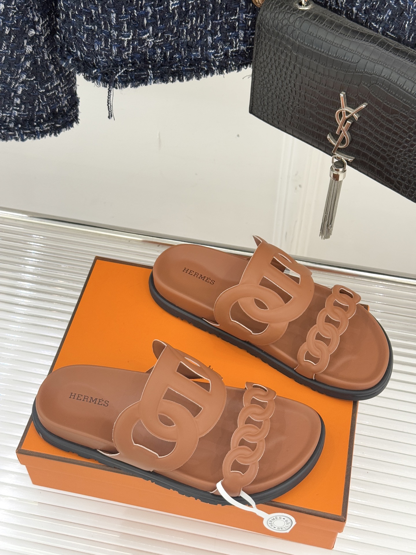 顶版 （配原版飞机盒）Hermès/爱马仕经典镂空猪鼻子休闲懒人拖鞋标志性的猪鼻子镂空设计俏皮吸睛在简约