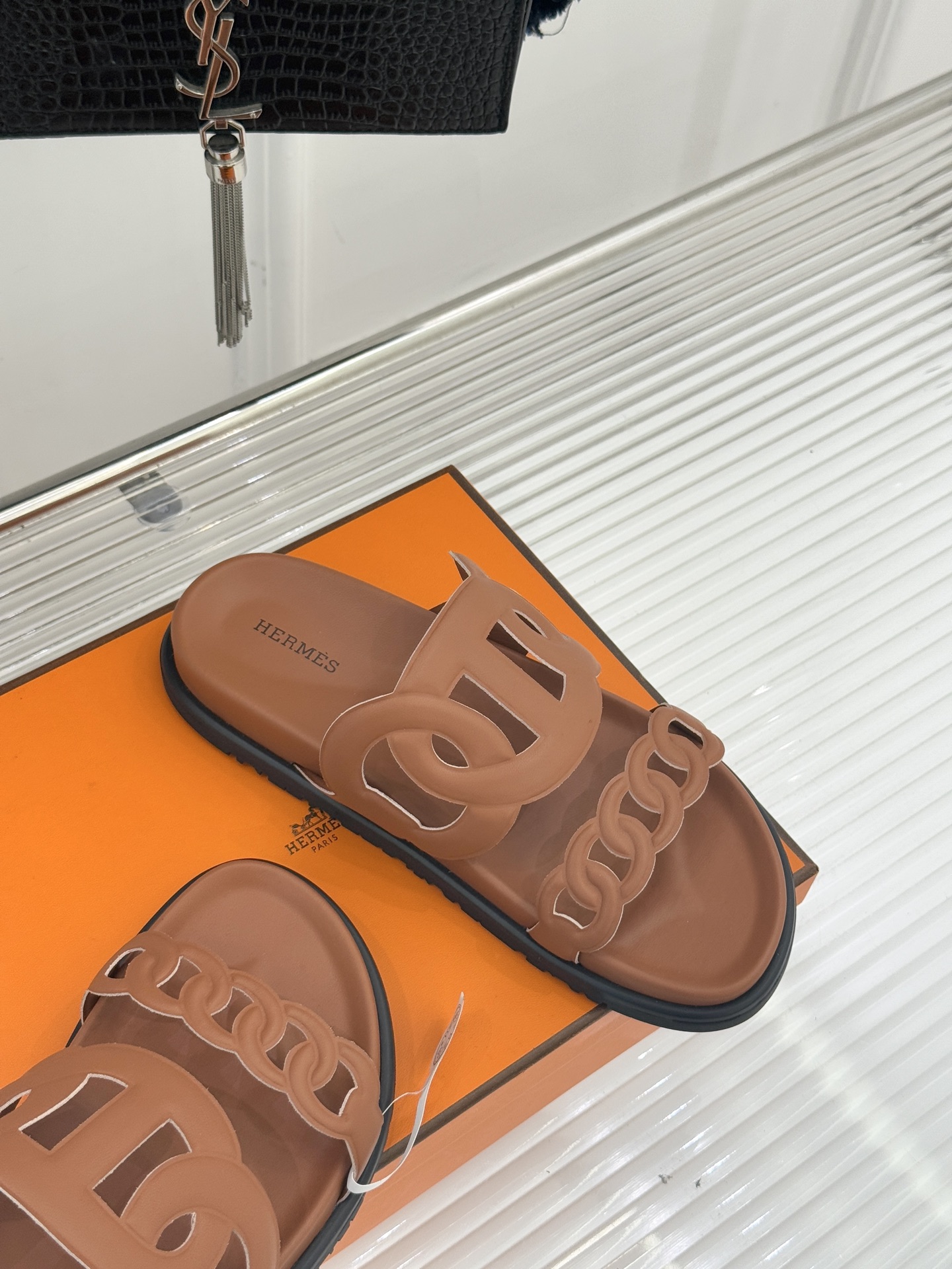 顶版 （配原版飞机盒）Hermès/爱马仕经典镂空猪鼻子休闲懒人拖鞋标志性的猪鼻子镂空设计俏皮吸睛在简约
