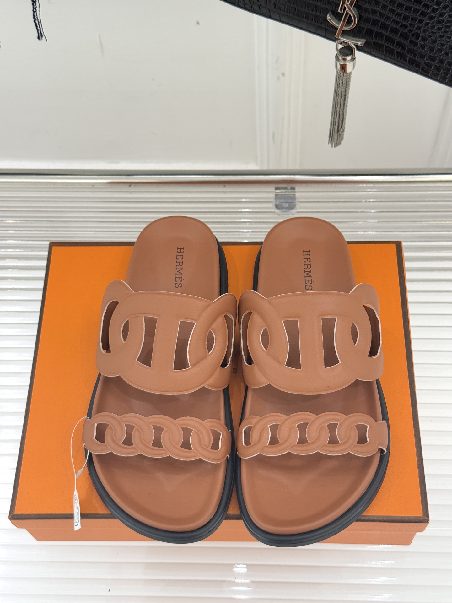 顶版 （配原版飞机盒）Hermès/爱马仕经典镂空猪鼻子休闲懒人拖鞋标志性的猪鼻子镂空设计俏皮吸睛在简约