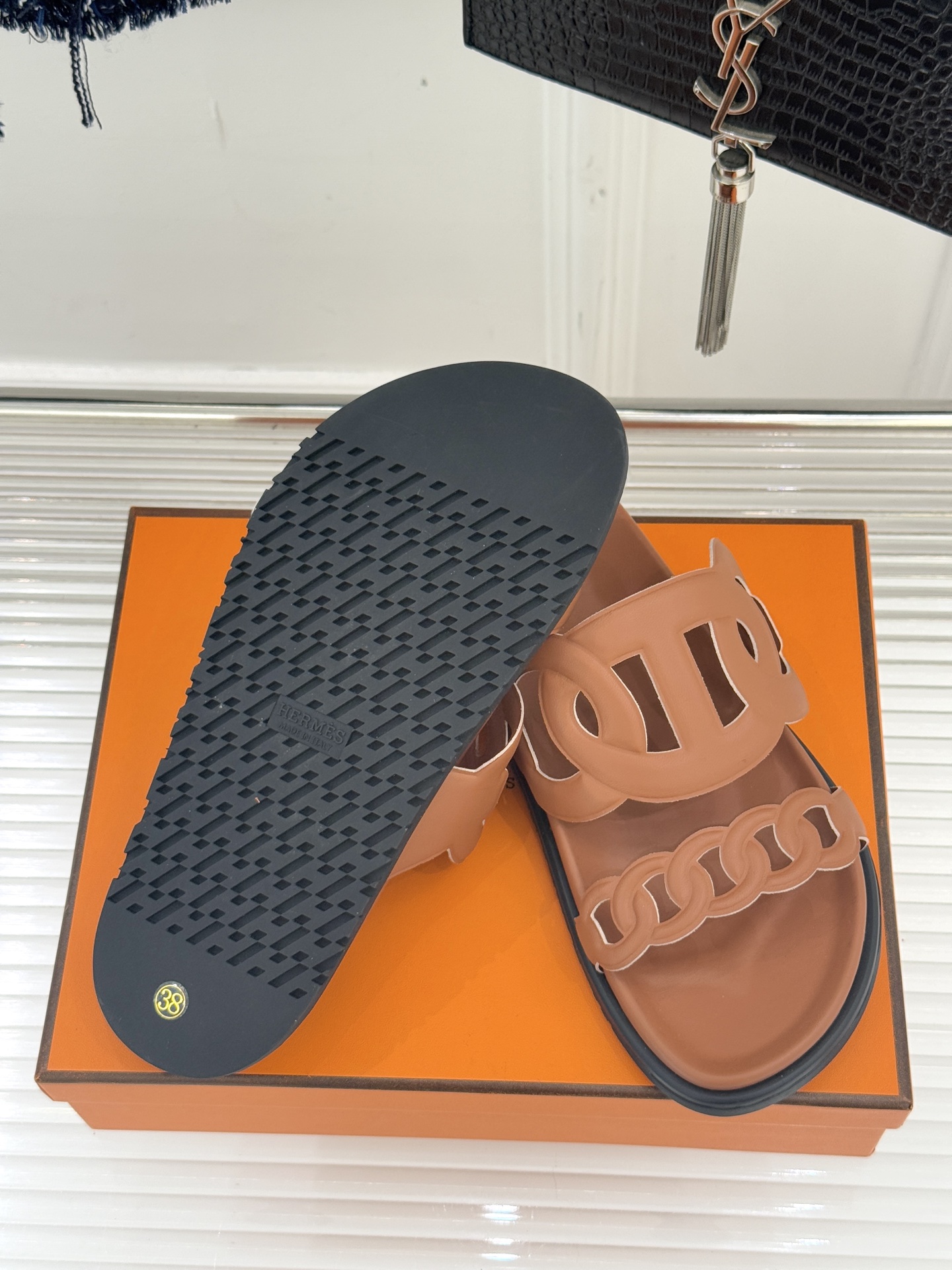 顶版 （配原版飞机盒）Hermès/爱马仕经典镂空猪鼻子休闲懒人拖鞋标志性的猪鼻子镂空设计俏皮吸睛在简约