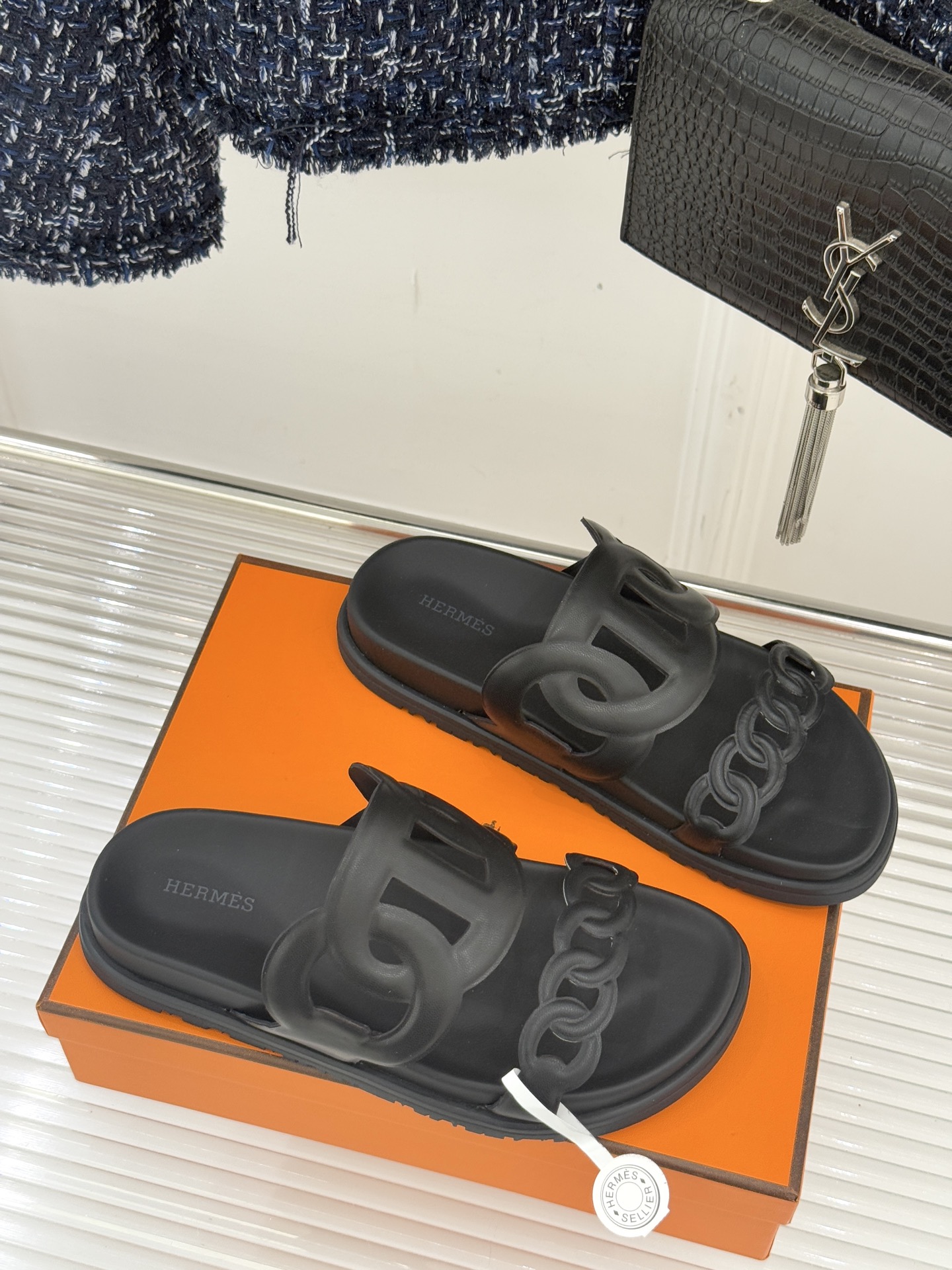 顶版 （配原版飞机盒）Hermès/爱马仕经典镂空猪鼻子休闲懒人拖鞋标志性的猪鼻子镂空设计俏皮吸睛在简约